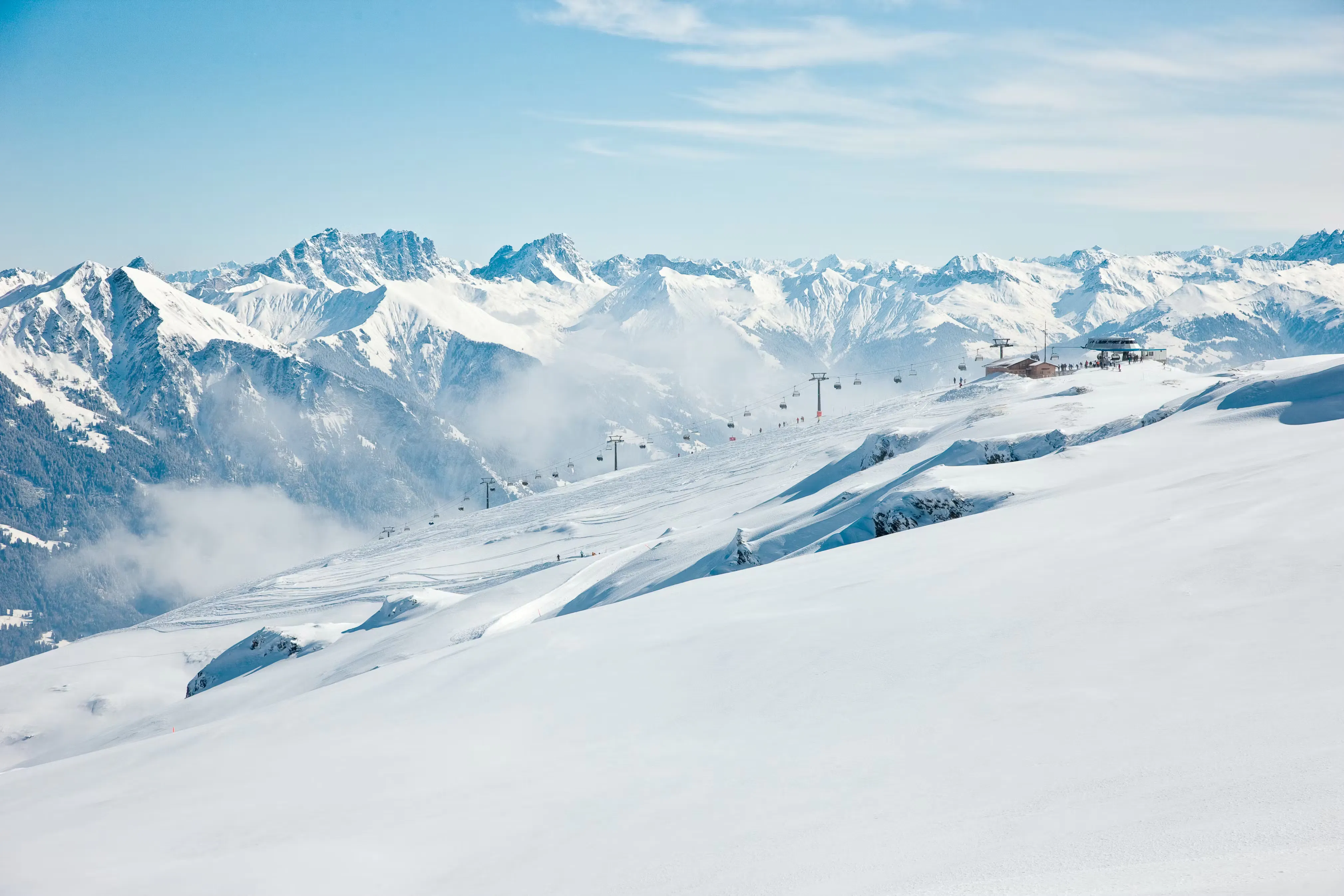 Skigebiet Pizol mit Blick auf die Berge und einem Skilift in der Ferne