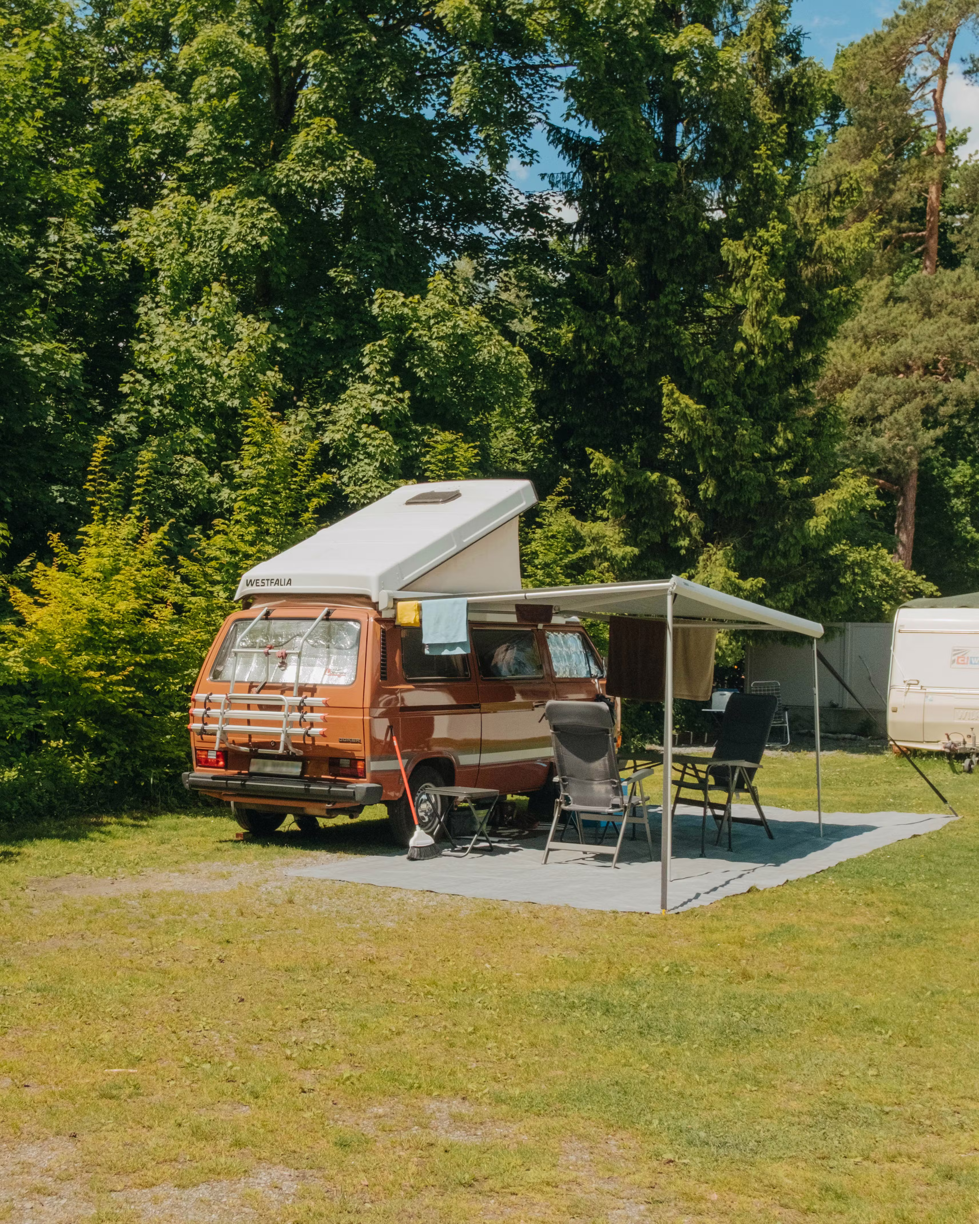 Alter Volkswagen Campervan auf einem Classic Stellplatz auf dem Camping Bad Ragaz
