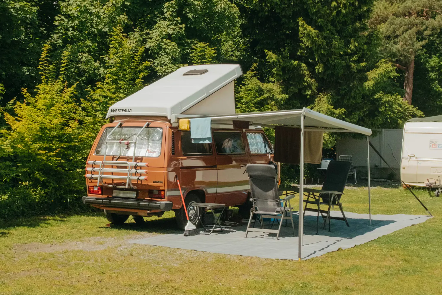 Alter Volkswagen Campervan auf einem Classic Stellplatz auf dem Camping Bad Ragaz