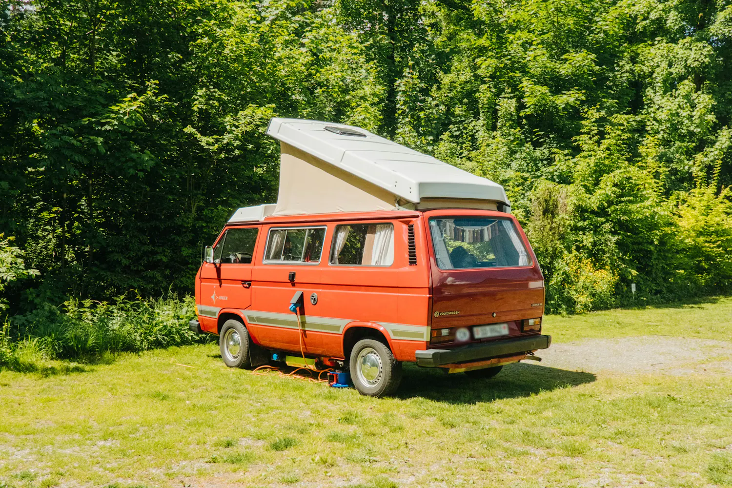 Alter Volkswagen Campervan auf einem Classic Stellplatz auf dem Camping Bad Ragaz