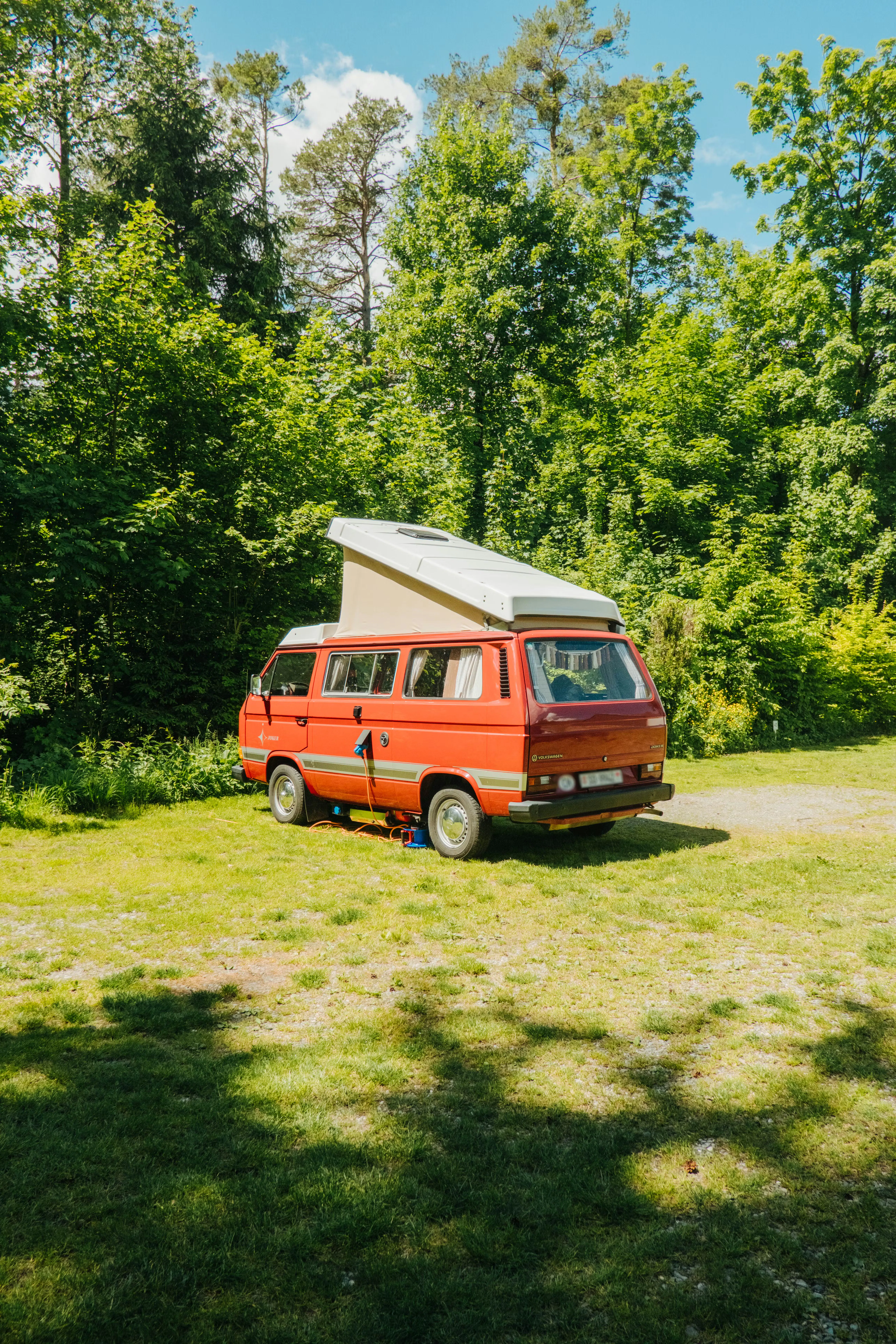 Alter Volkswagen Campervan auf einem Classic Stellplatz auf dem Camping Bad Ragaz
