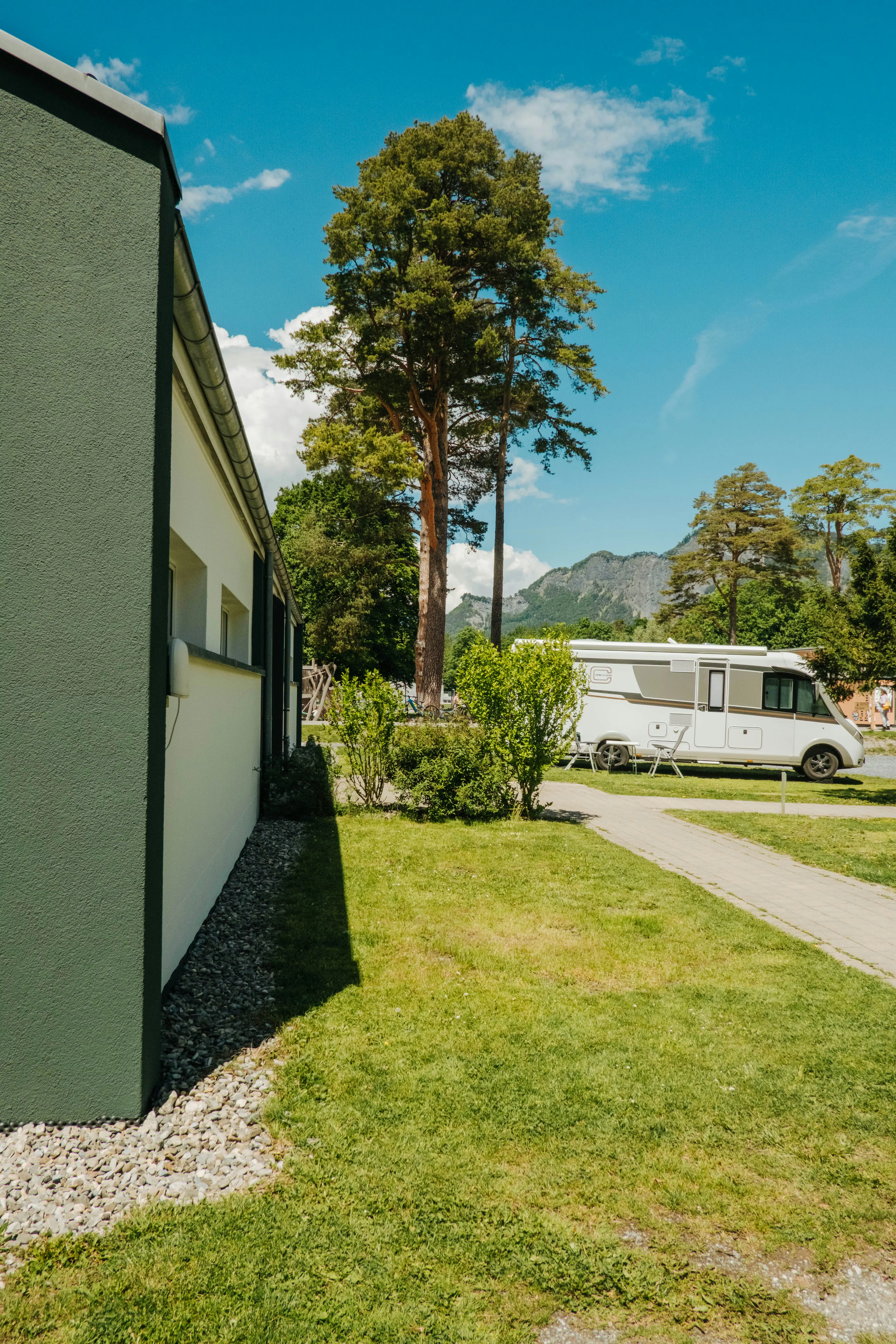 Wohnmobil neben Sanitäranlagen auf Stellplatz Comfort
