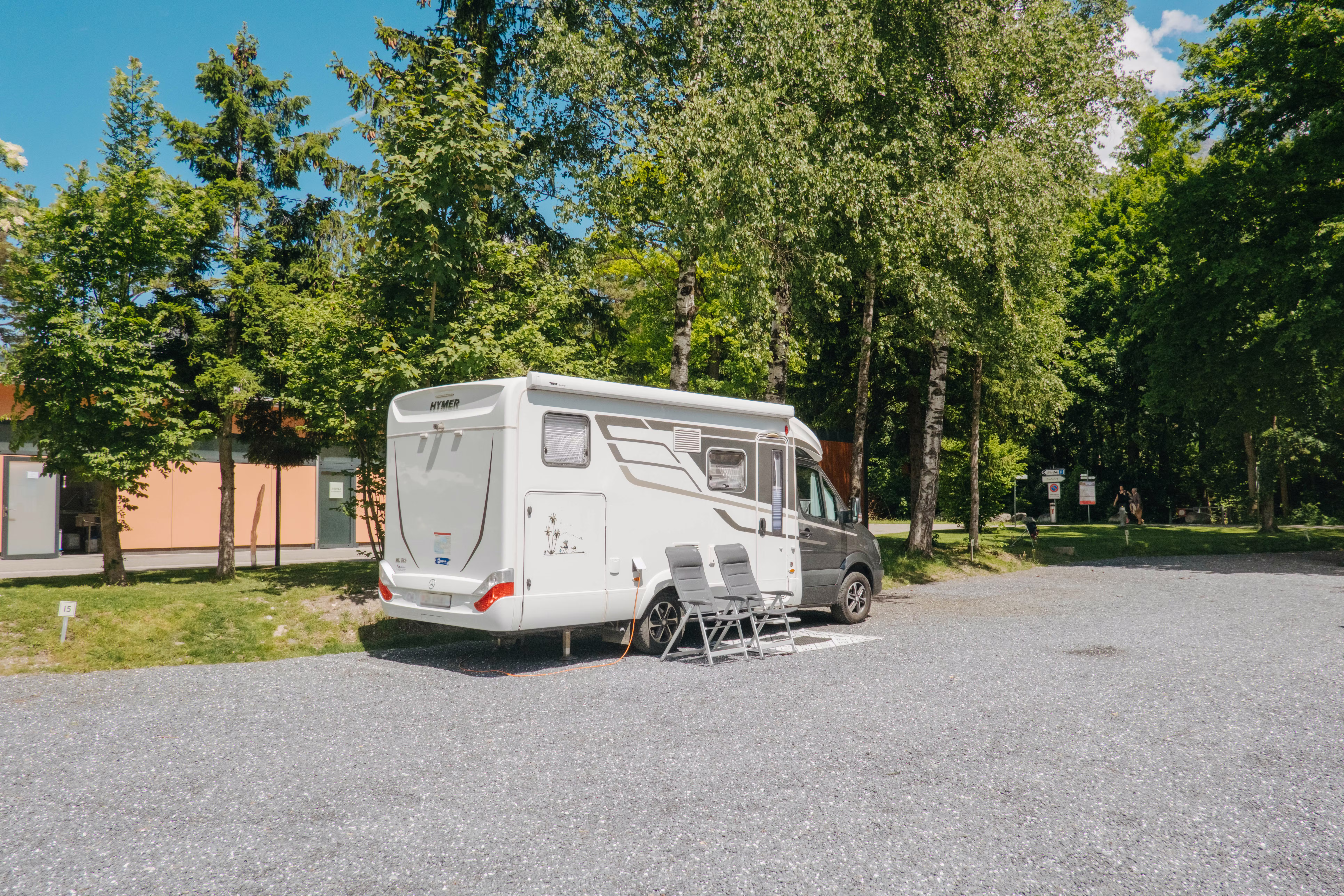 Wohnmobil auf Comfort Stellplatz der auf Kies-Untergrund steht