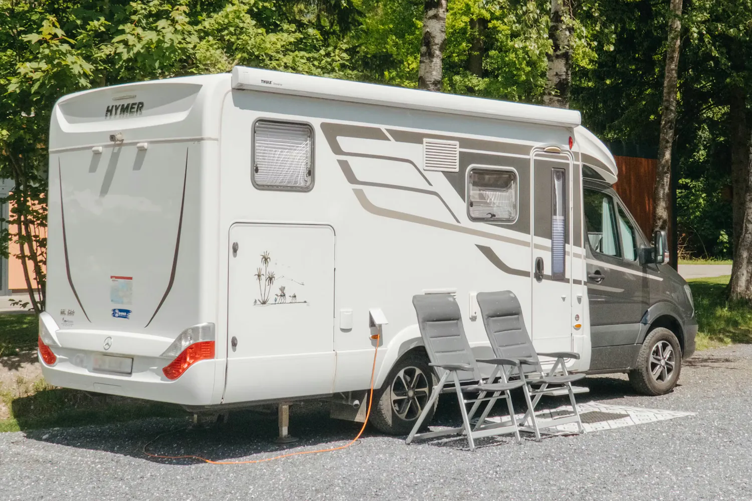 Wohnmobil auf Comfort Stellplatz der auf Kies-Untergrund steht