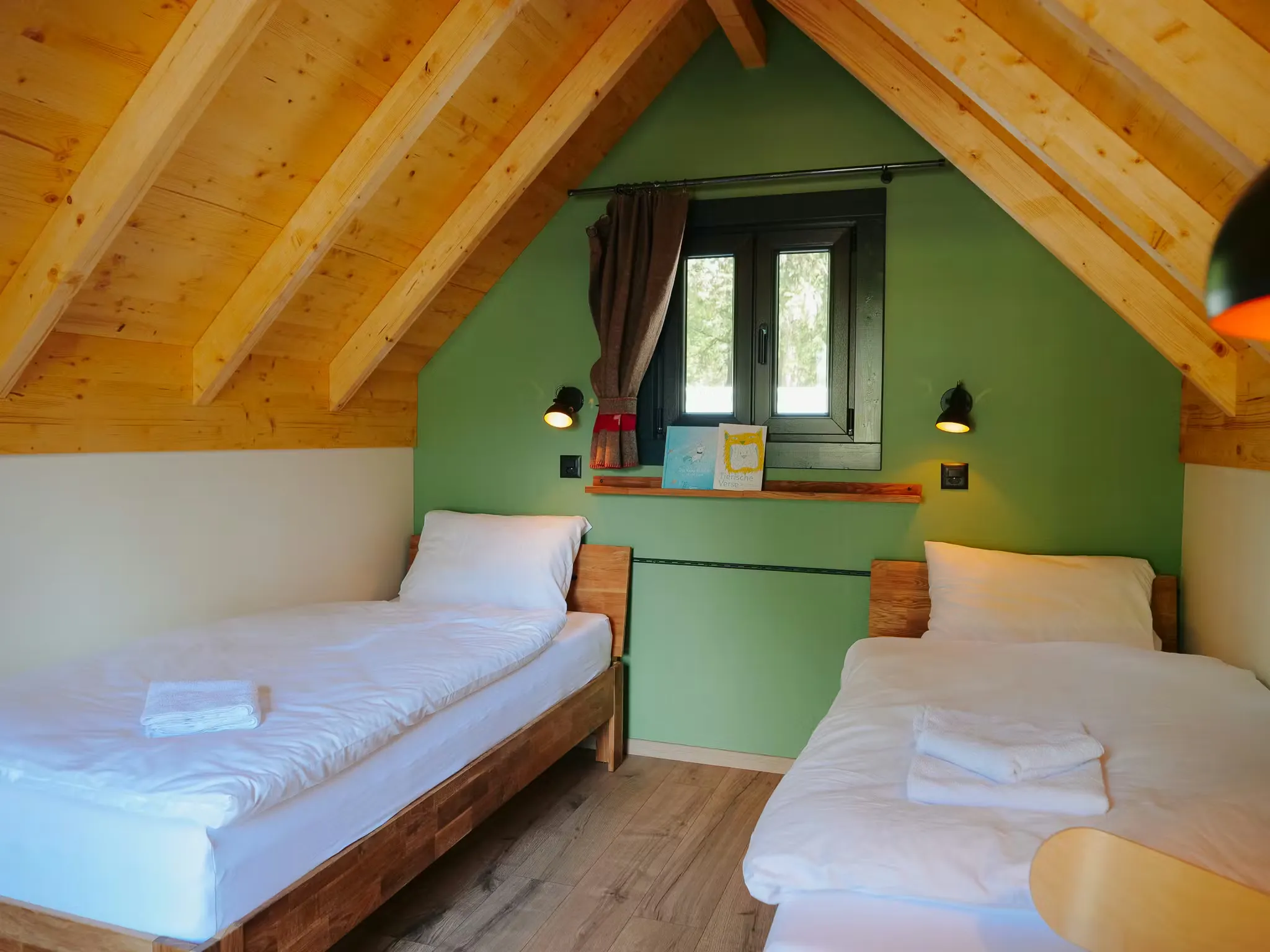 Innenansicht einer gemieteten Unterkunft: Berghütte mit zwei Betten