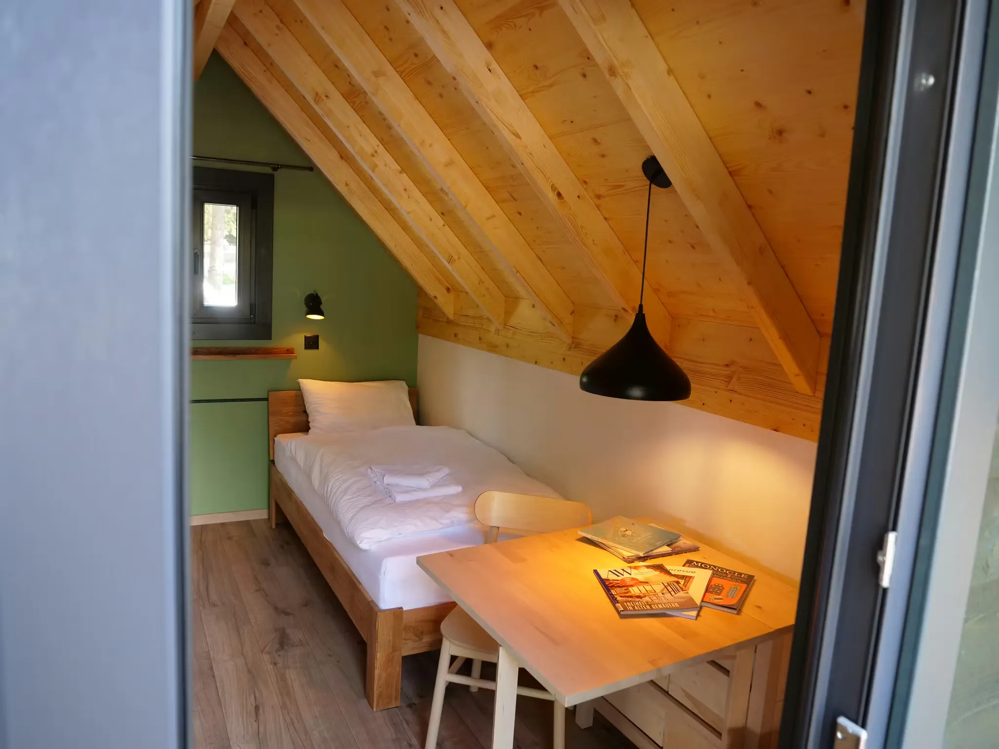 Innenansicht einer gemieteten Almhütte mit einem kleinen Holztisch