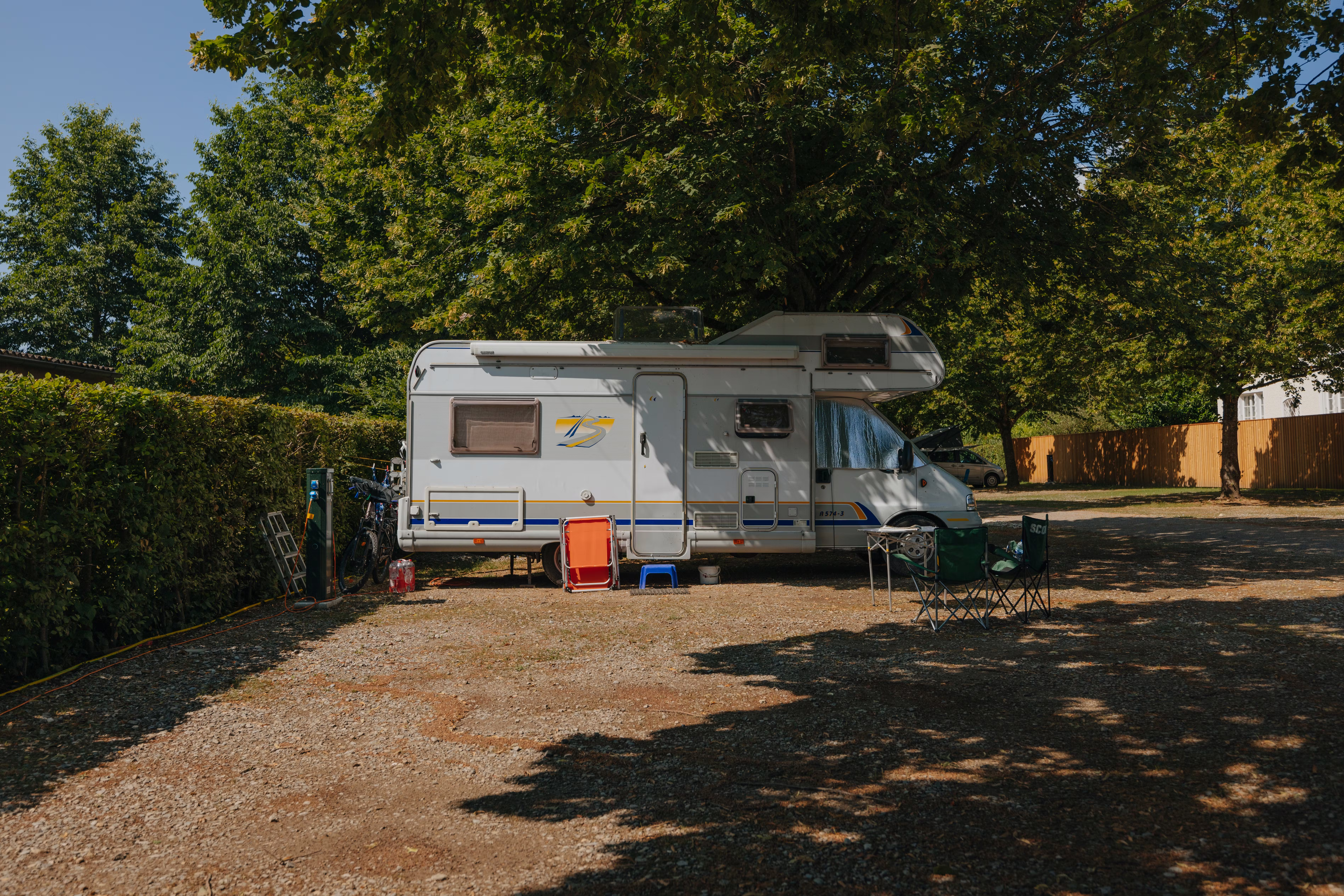 Wohnmobil auf einem Classic Stellplatz im Park auf dem Camping Erlach