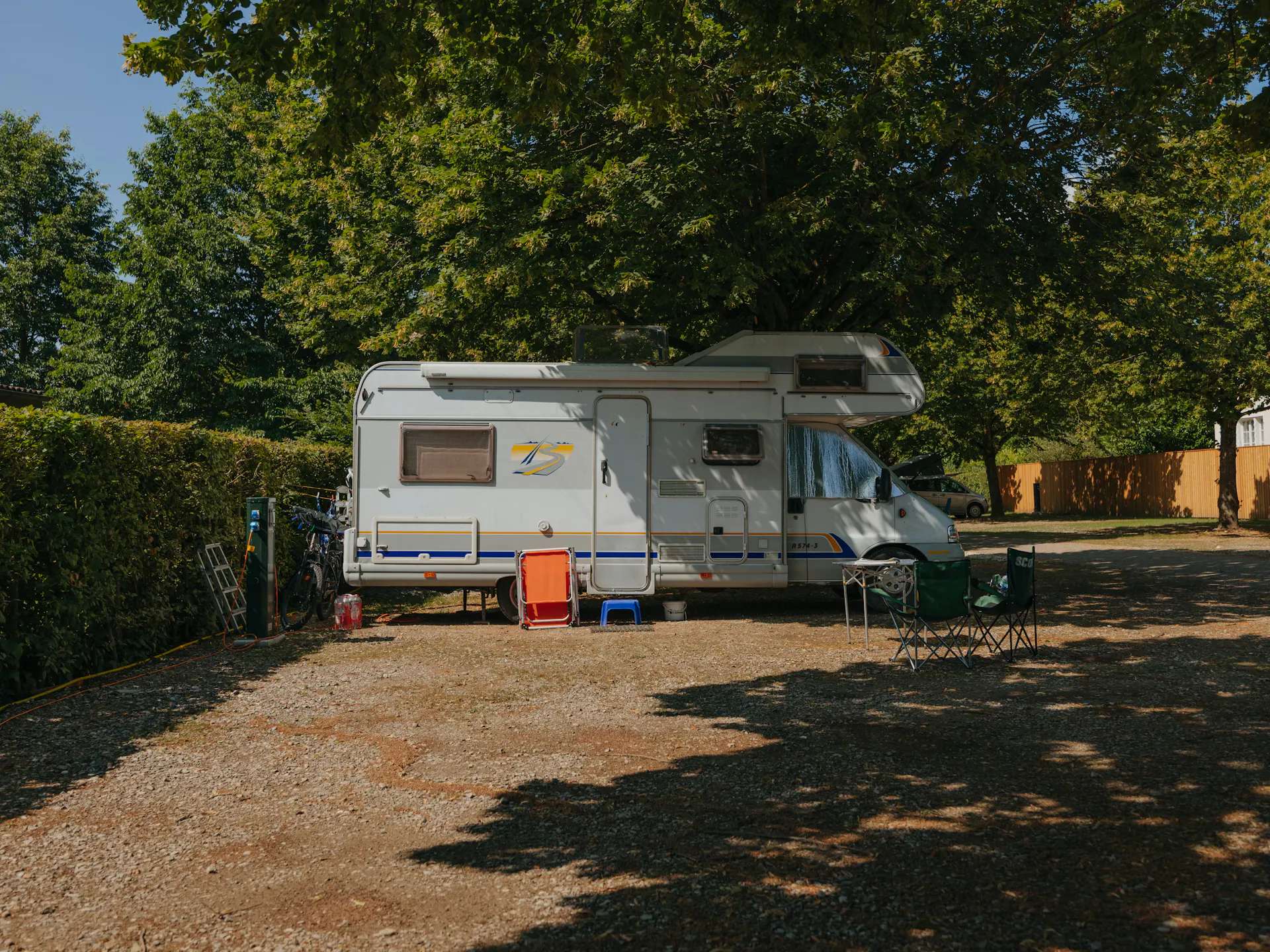 Wohnmobil auf einem Classic Stellplatz im Park auf dem Camping Erlach