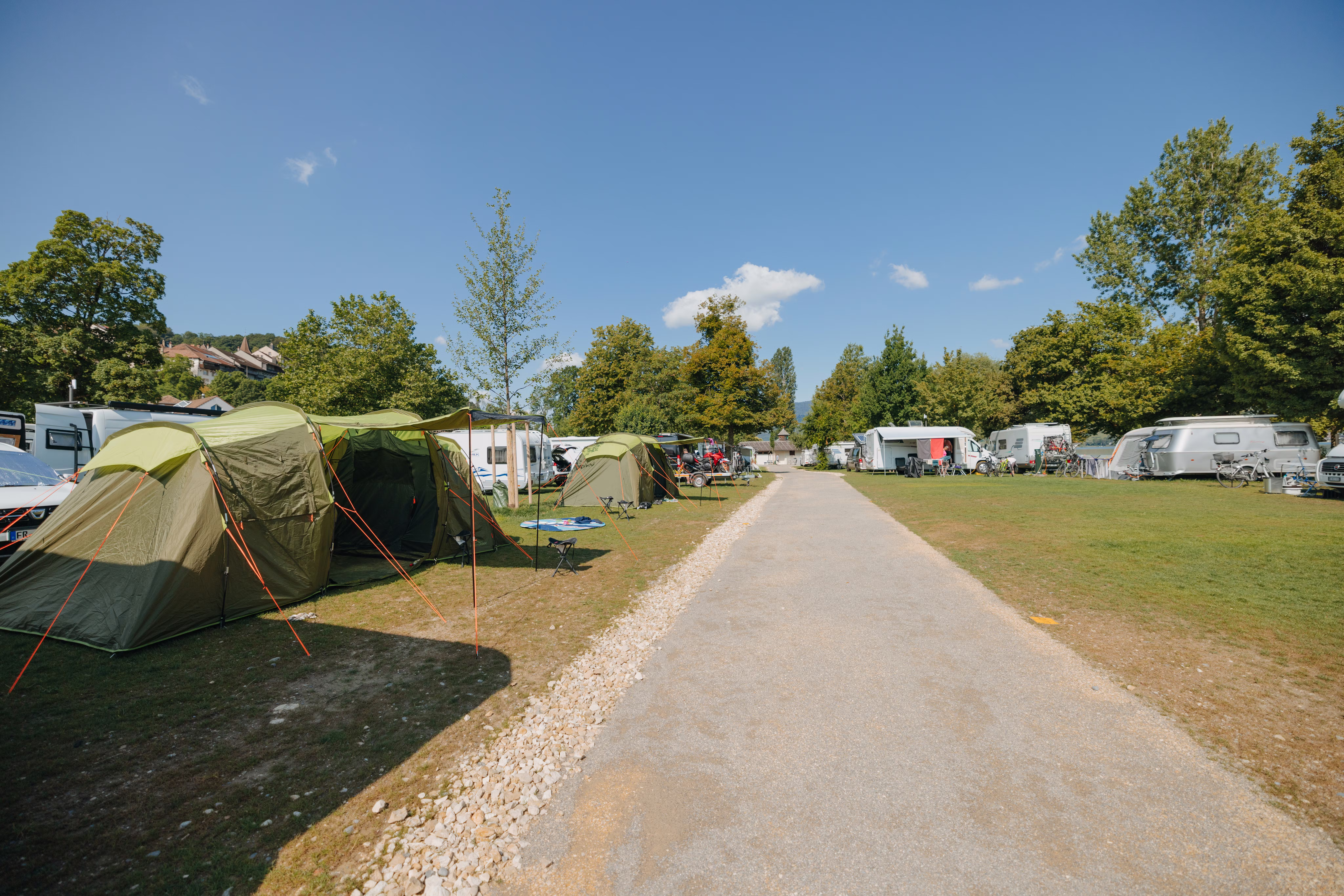 Zelte auf Classic am See Stellplätzen auf Camping Erlach