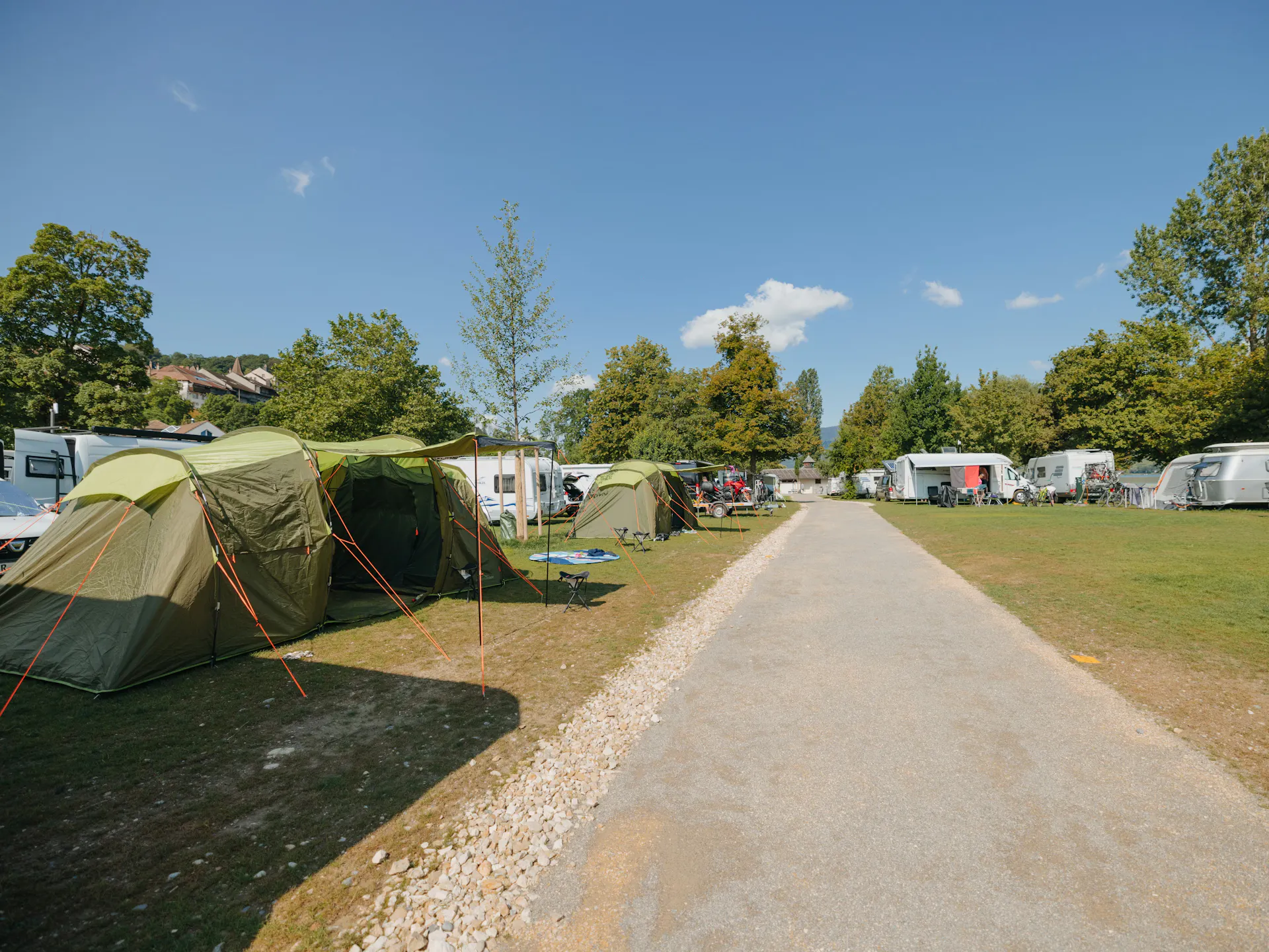 Zelte auf Classic am See Stellplätzen auf Camping Erlach