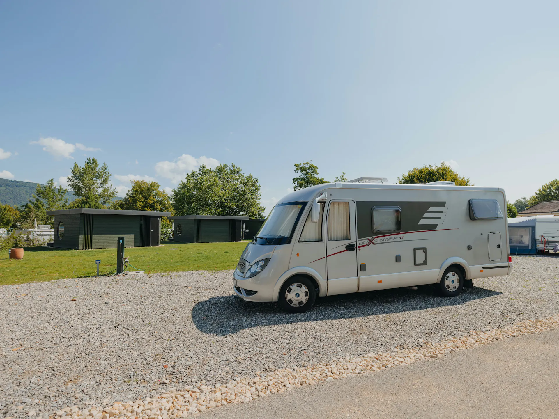 Wohnmobil auf Comfort Stellplatz im Garten auf Camping Erlach mit Schotteruntergrund