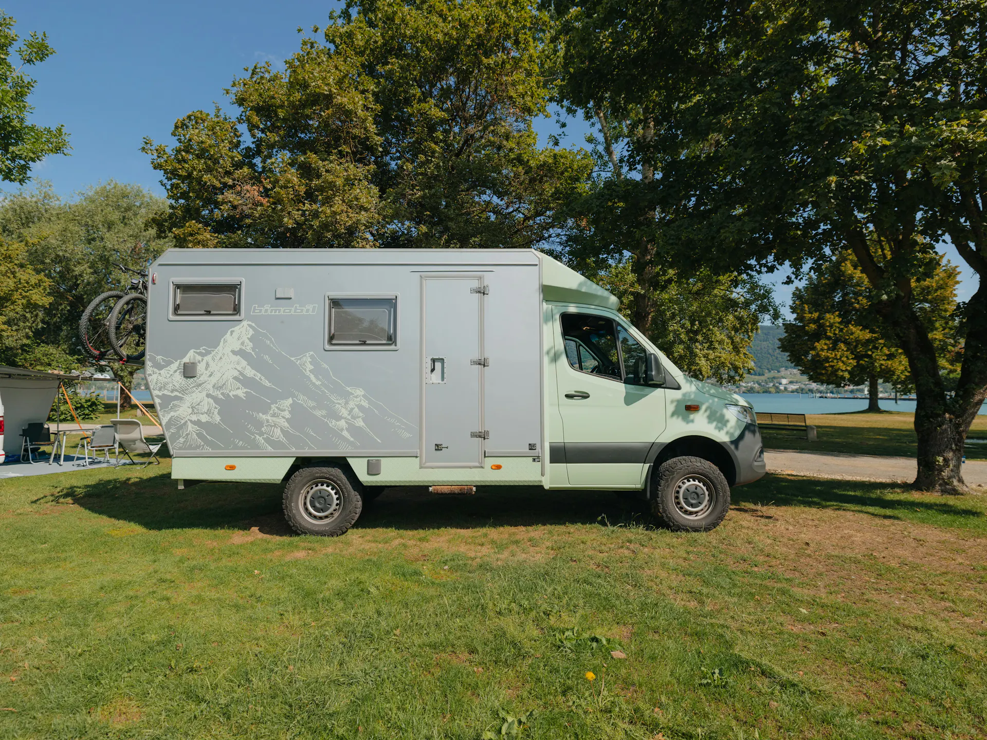 Van auf einem Prestige Stellplatz auf Rasen auf dem Camping Erlach mit Blick auf den Bielersee