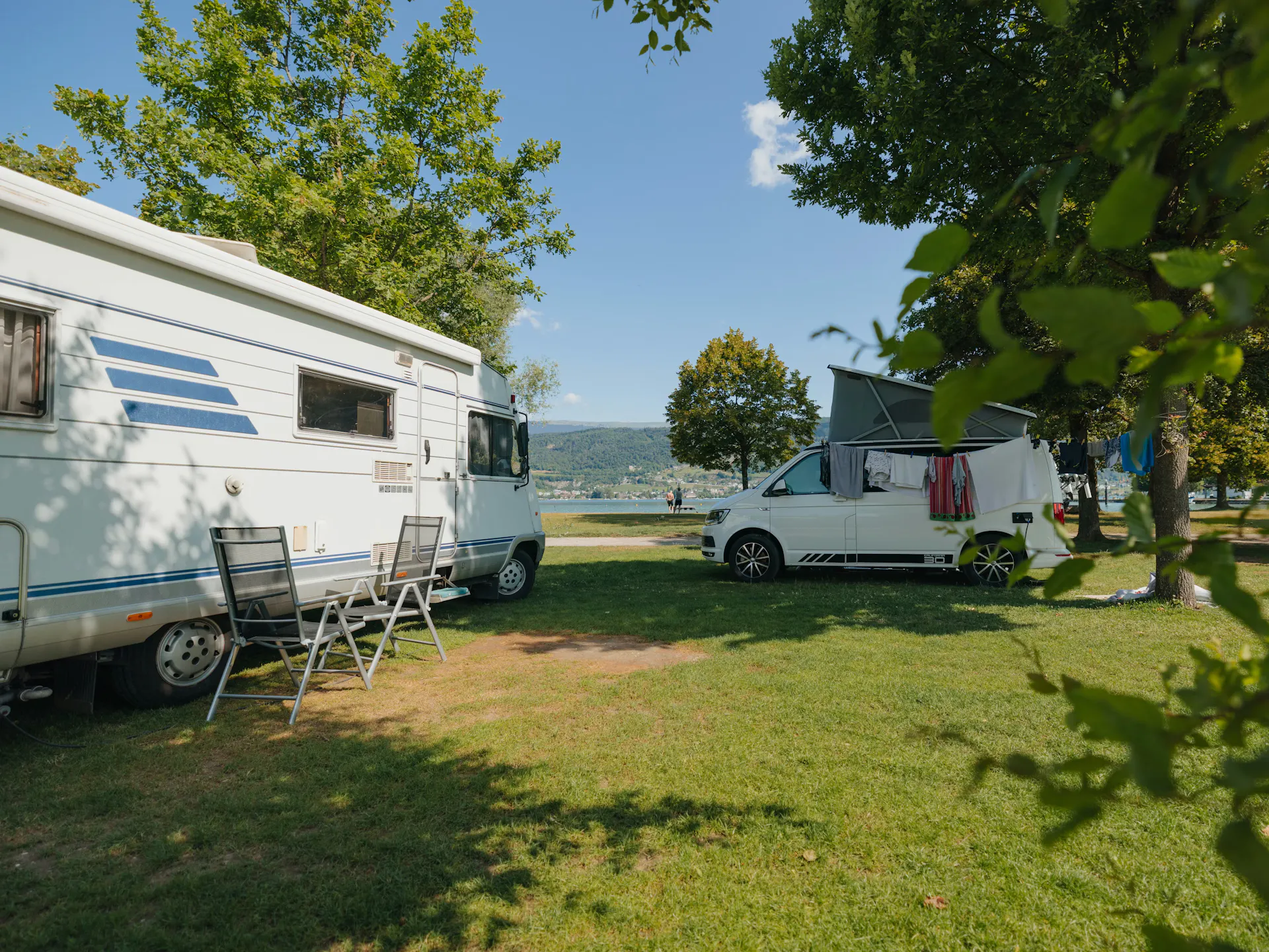 Wohnwagen und Van auf Prestige am See Stellplätzen am Bielersee auf Camping Erlach