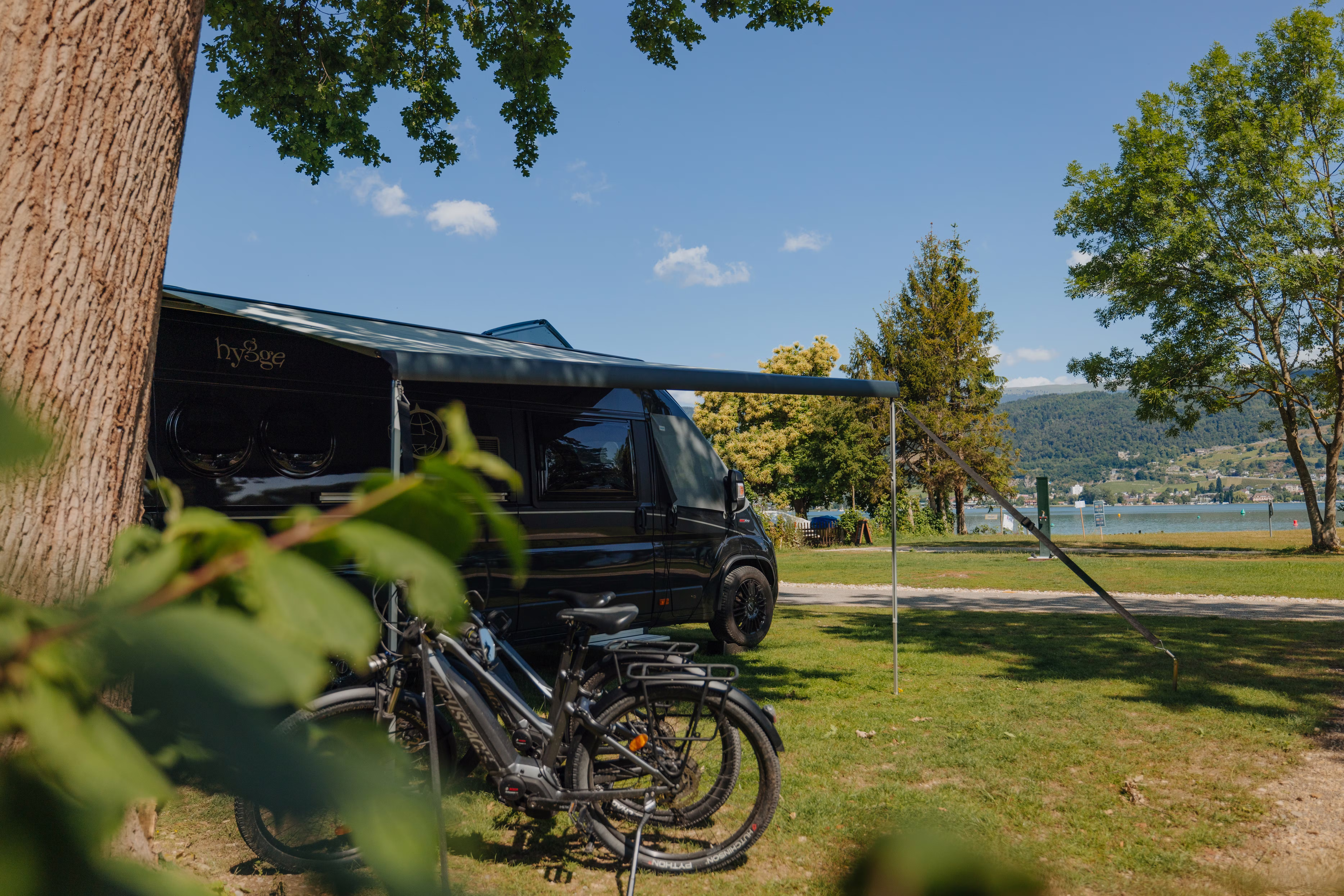 Van auf einem Komfort Stellplatz auf Camping Erlach mit Blick auf den Bielersee