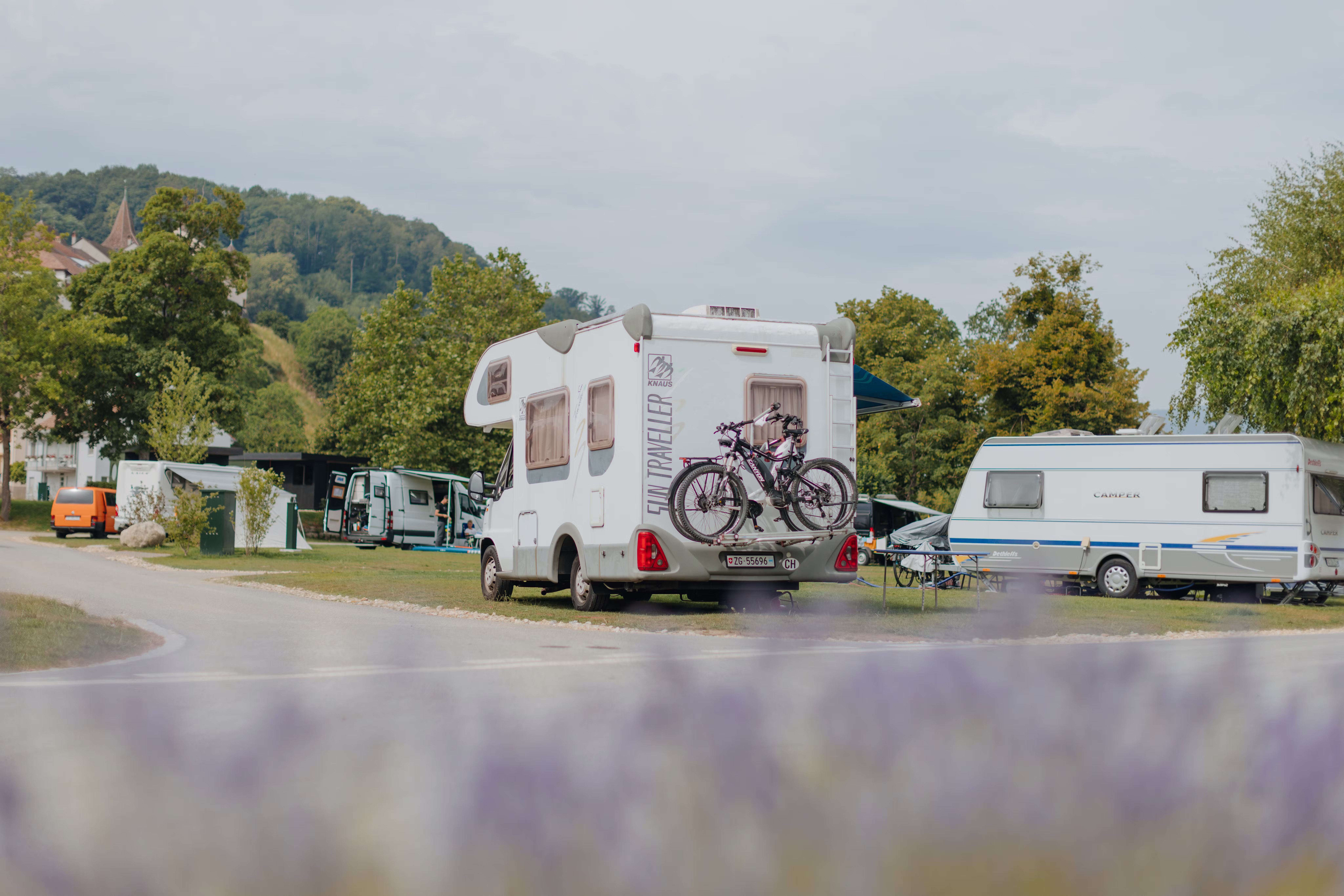 Wohnmobil auf einem Komfort Stellplatz am See, neben einem Wohnwagen