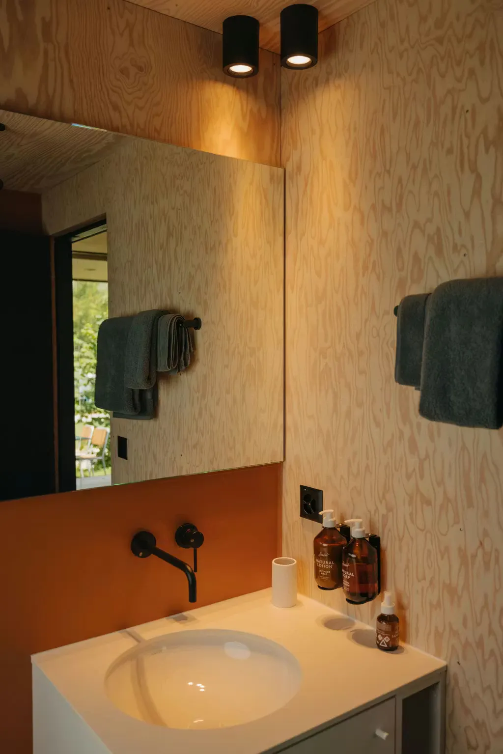 Lavabo y espejo del alojamiento de alquiler en el Camping Erlach