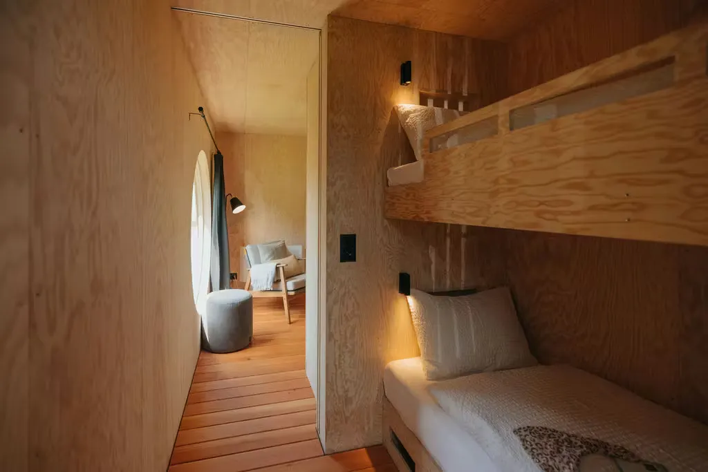Etagenbett der Beach Lodge auf dem Campingplatz Erlach
