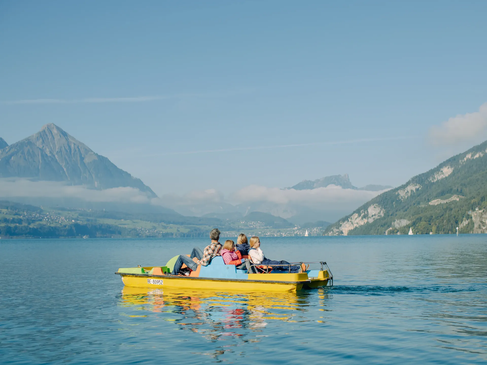 Familie auf Pedalo auf Thunersee