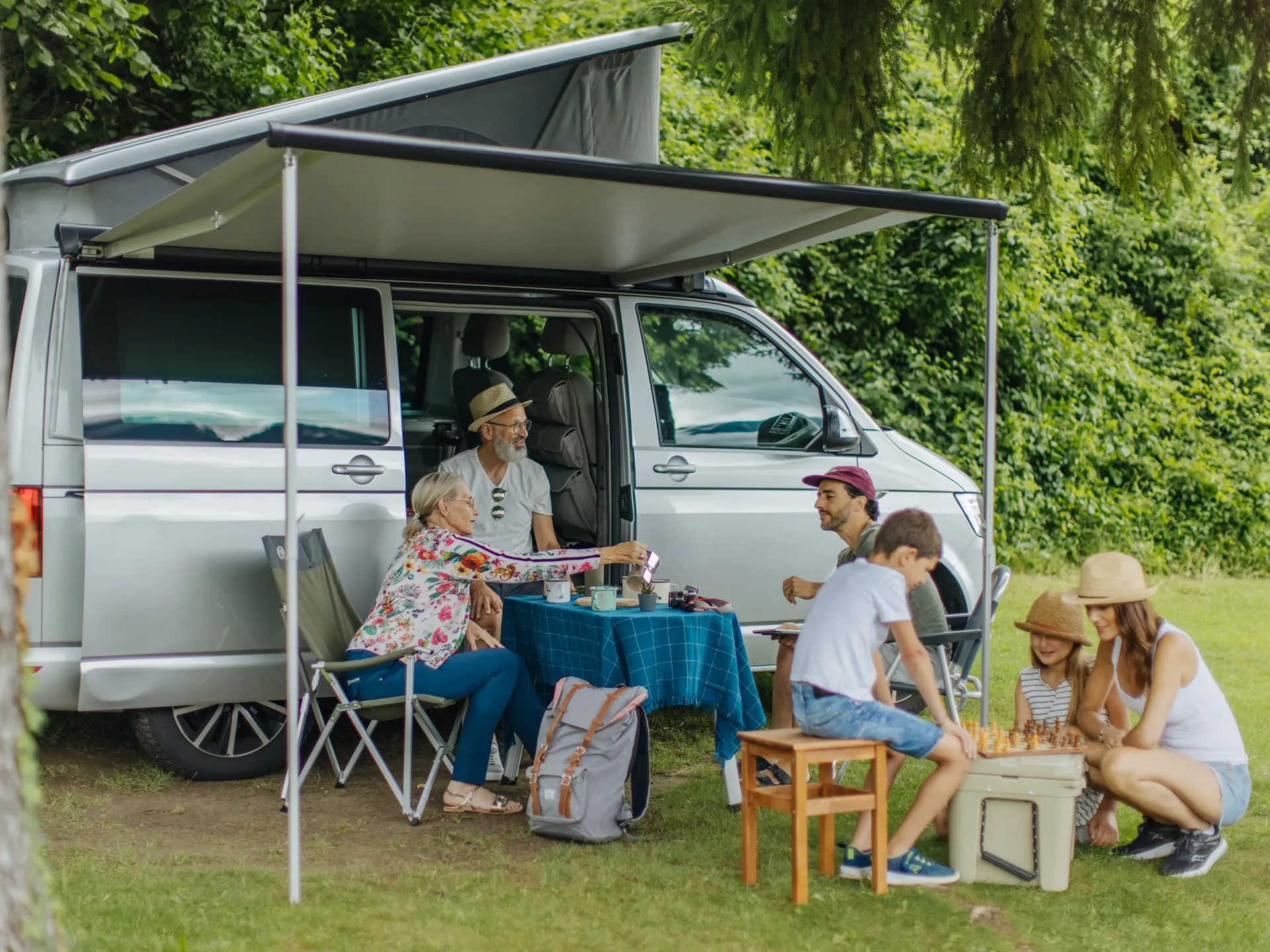 Familie auf dem Stellplatz auf dem Camping Alpenblick