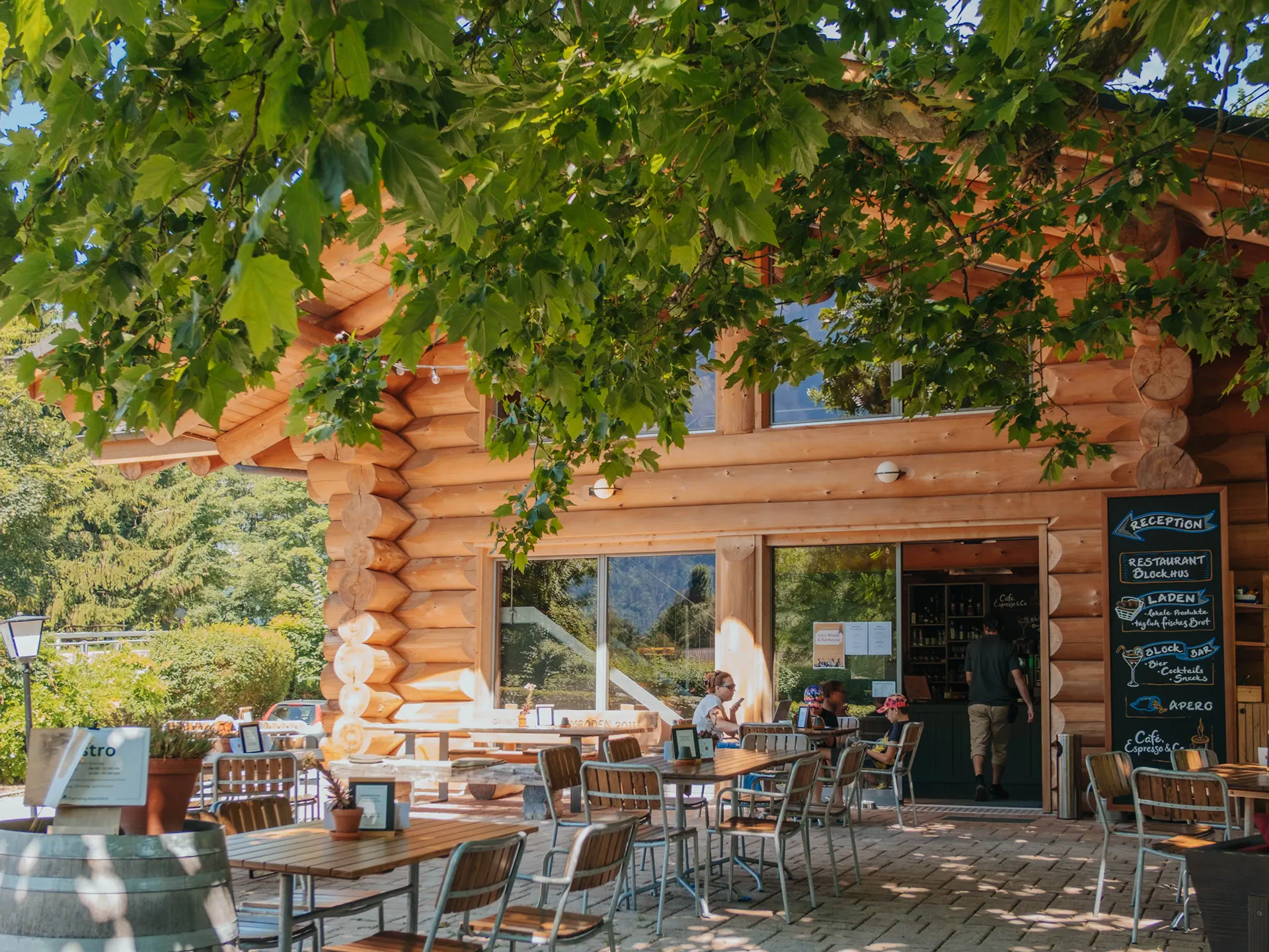Terrasse des Camping Alpenblick, Bistro Blockhus Interlaken