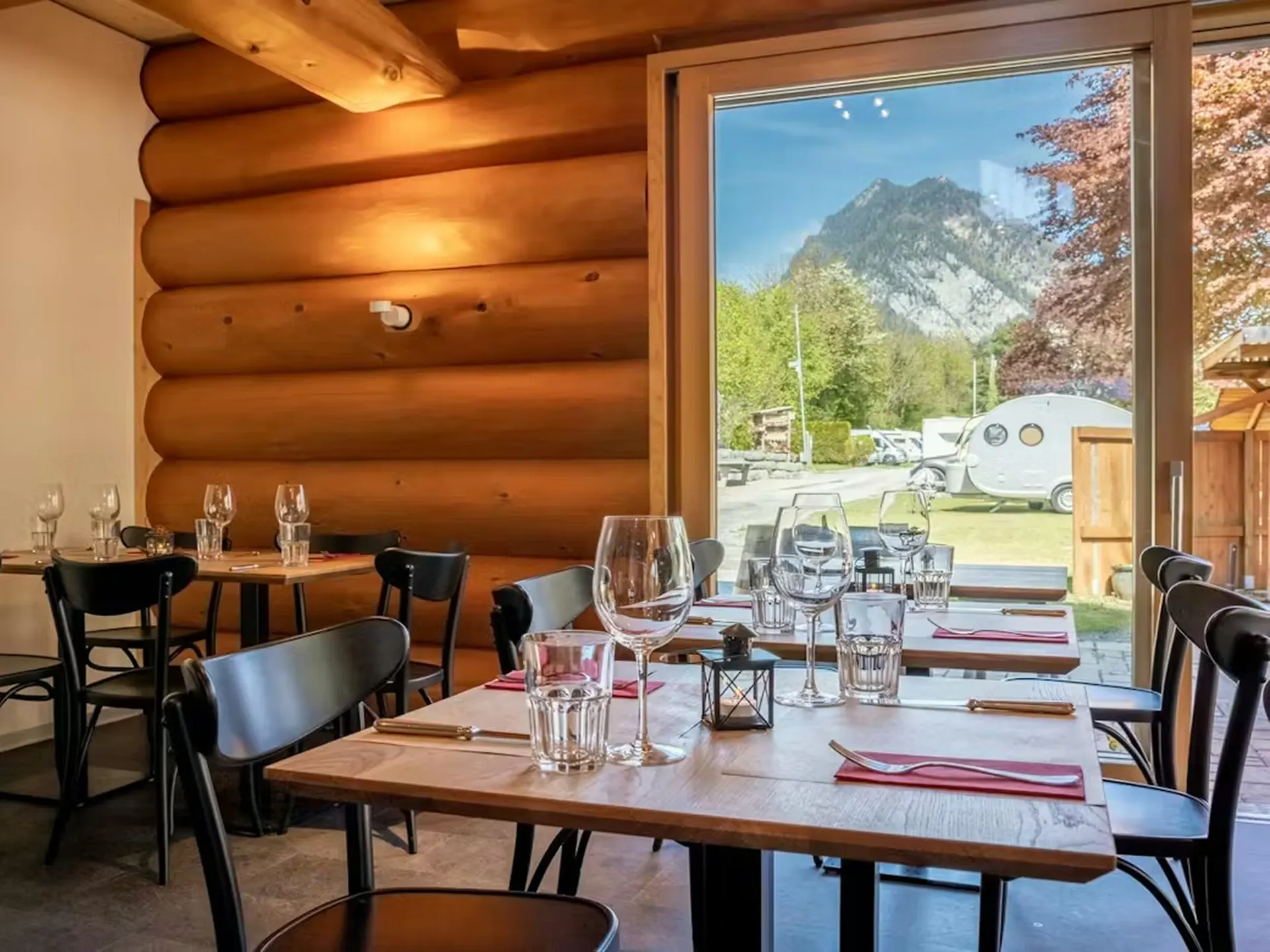 Blockhus Bistro Innen vom Camping Alpenblick