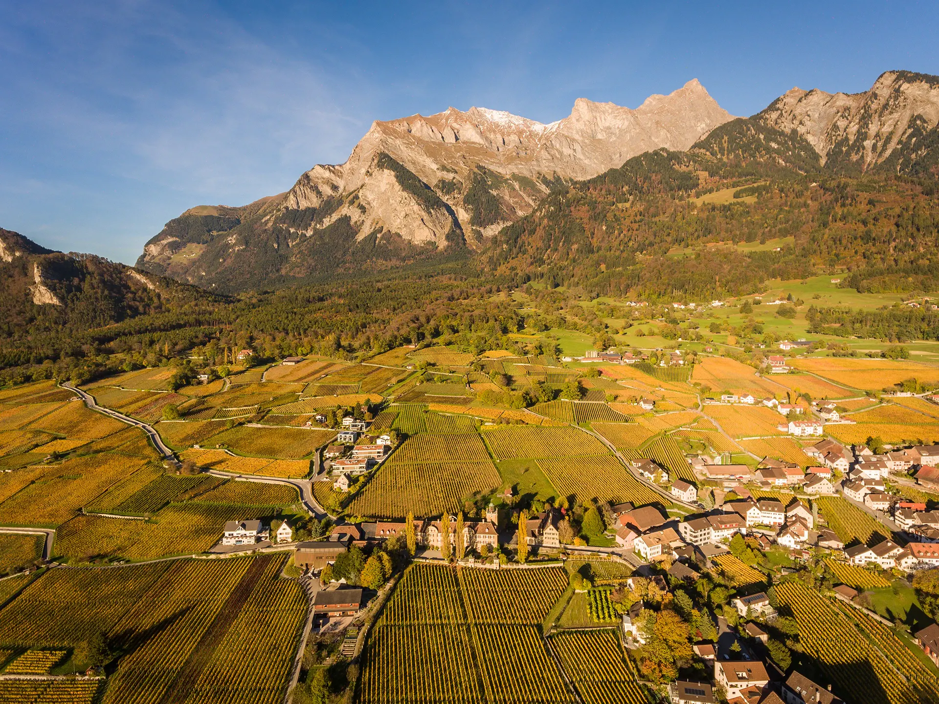Bündner Herrschaft Drohnenbild Heidiland Tourismus