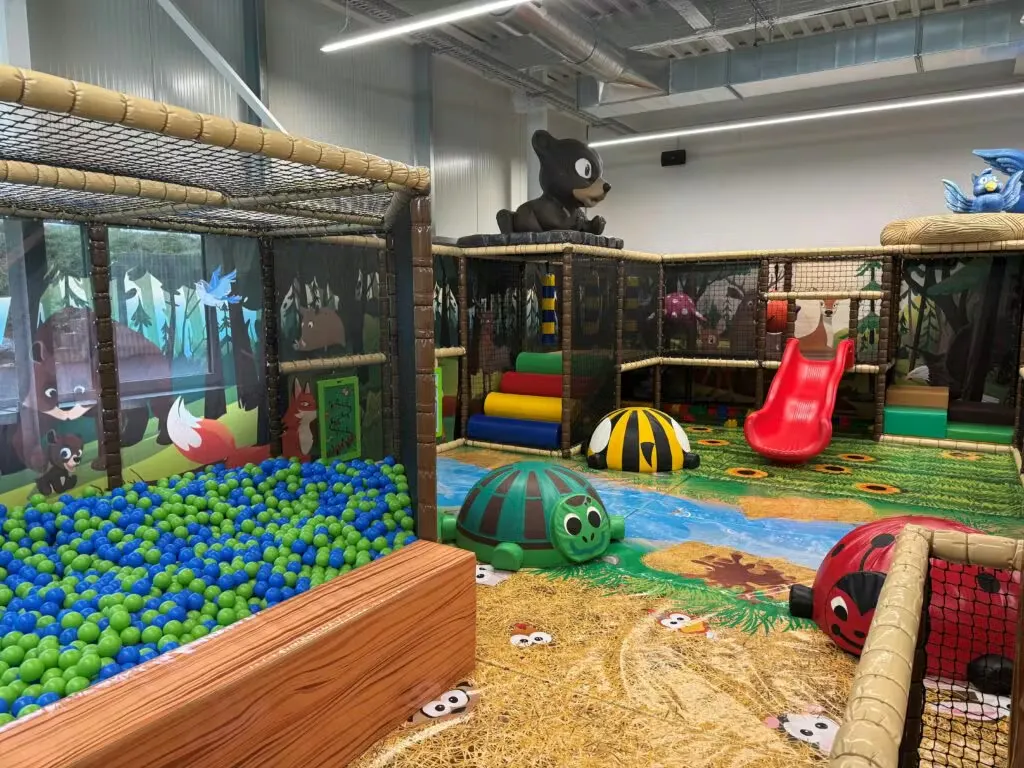 Yazoo Family Center Thielle Indoor Spielplatz für Kinder mit Ballpit, Rutschen, etc.