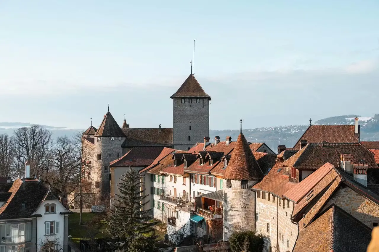 Altstadt Murten mit Türmen und alten Gebäuden bei schönem Wetter