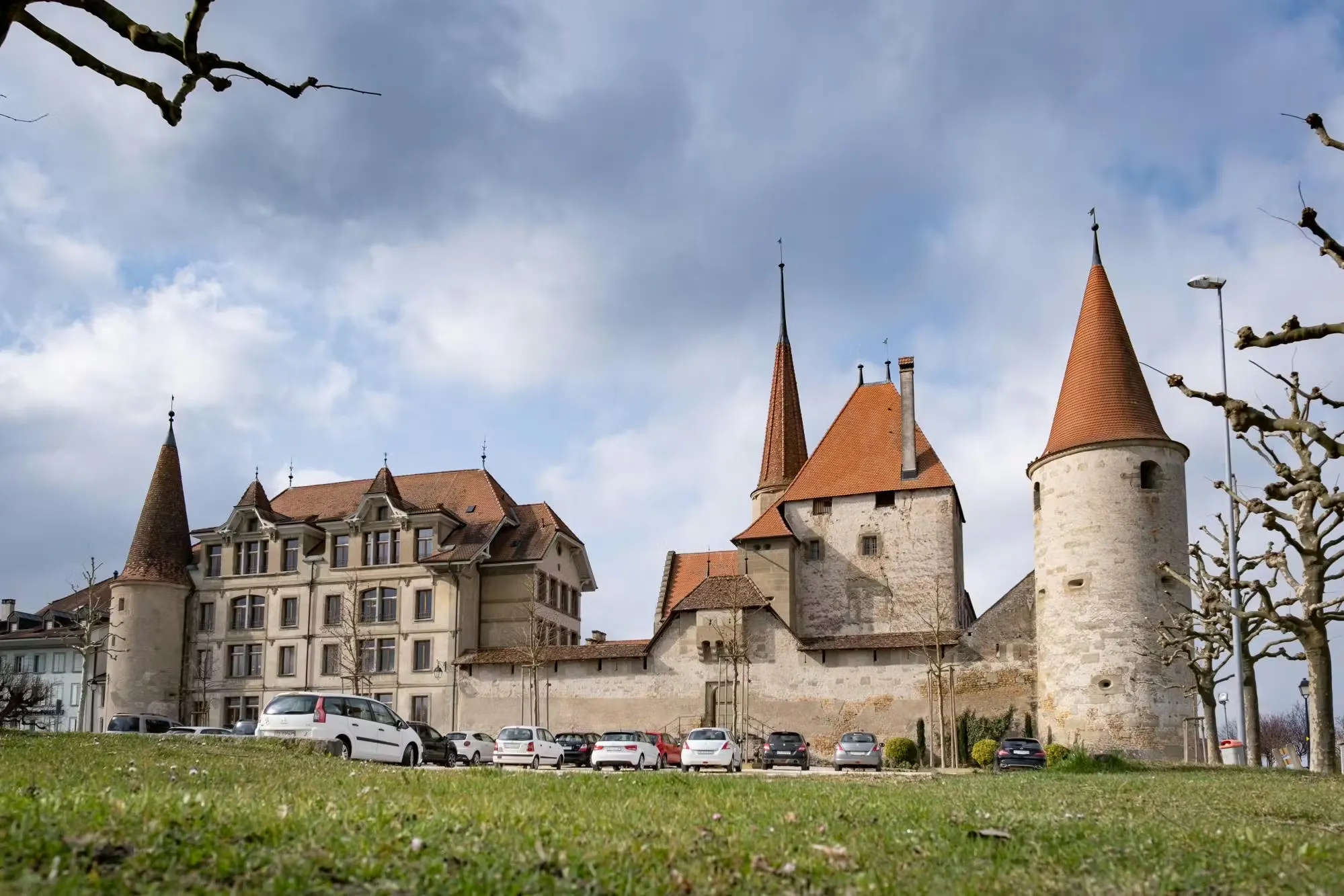 Schloss Avenches mit Türmen und alten Mauern