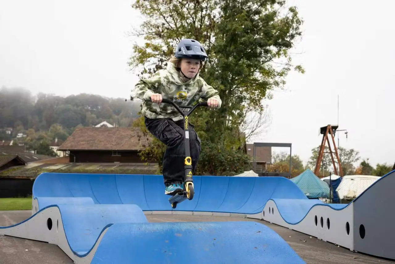 Kind auf Scooter auf Pumptrack