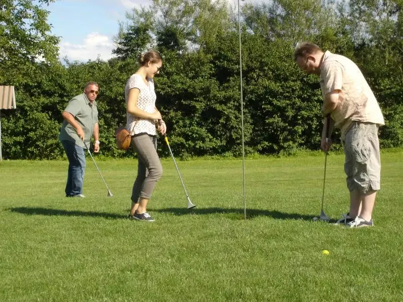 Drei Personen beim Swin Golf spielen