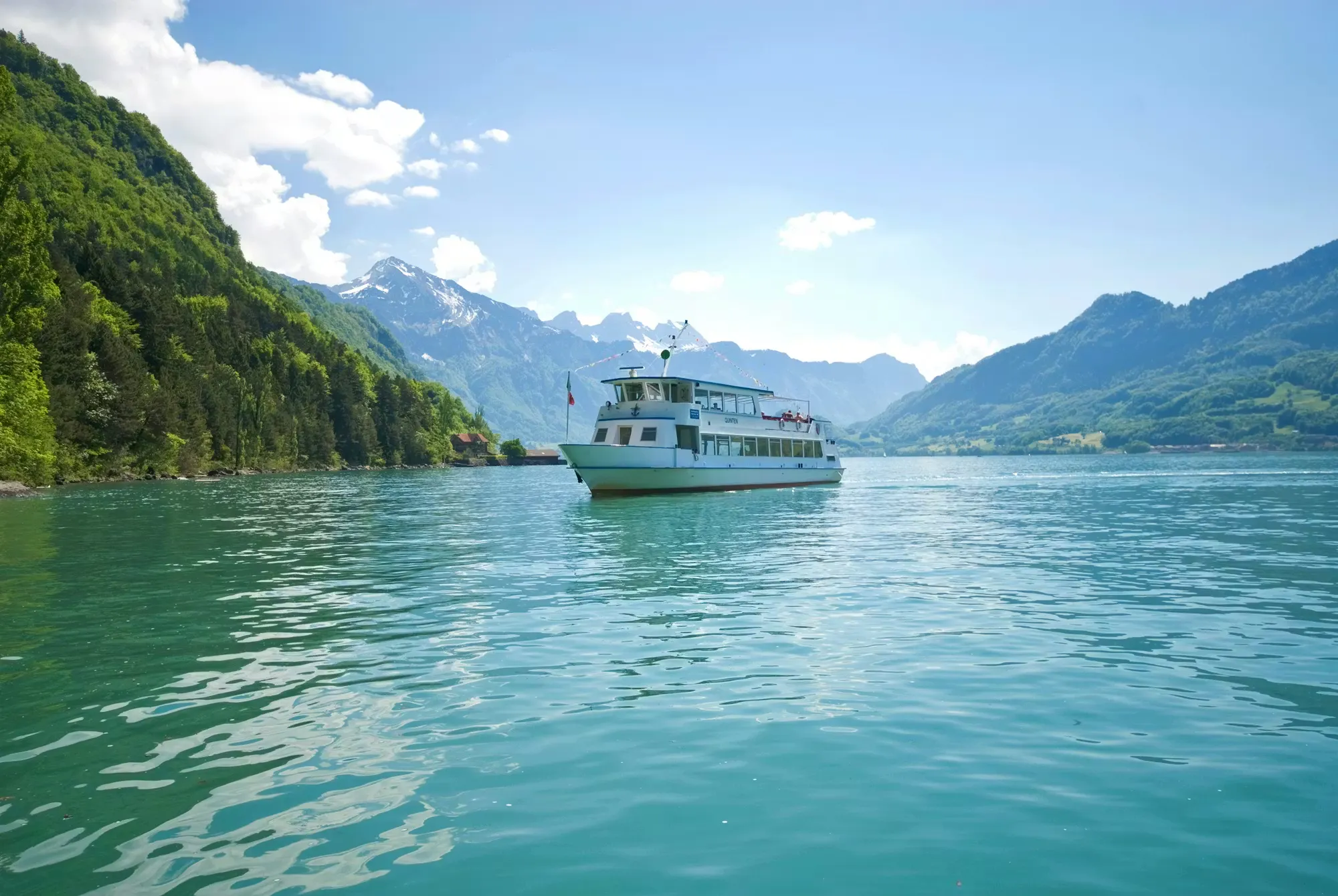Das Schiff „MS Quinten“ auf dem Walensee, mit blauem Wasser und Bergen im Hintergrund