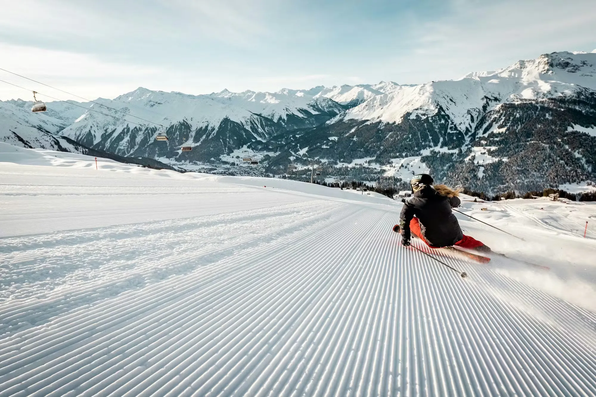 Skifahrerin auf frisch präparierter Piste im Skigebiet Klosters Madrisa