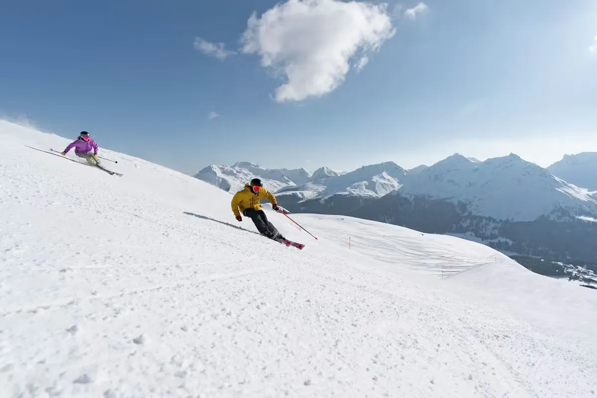 Skifahrer im Skigebiet Arosa Lenzerheide