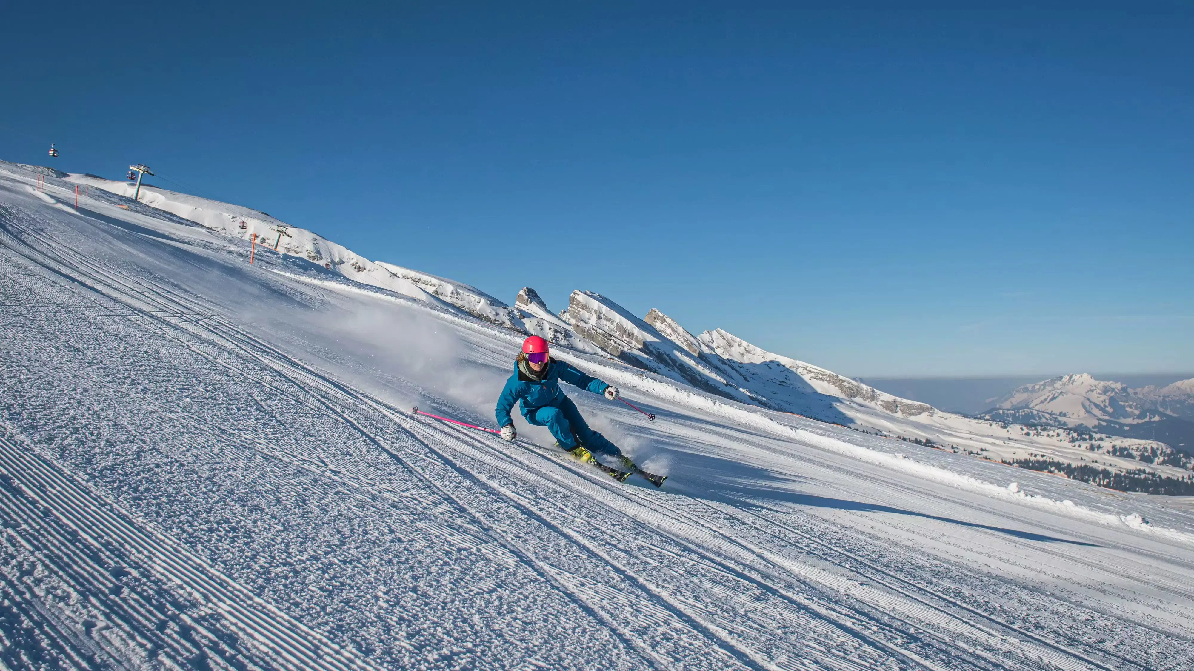 Skifahrerin auf Piste in Skigebiet Toggenburg Chäserrugg