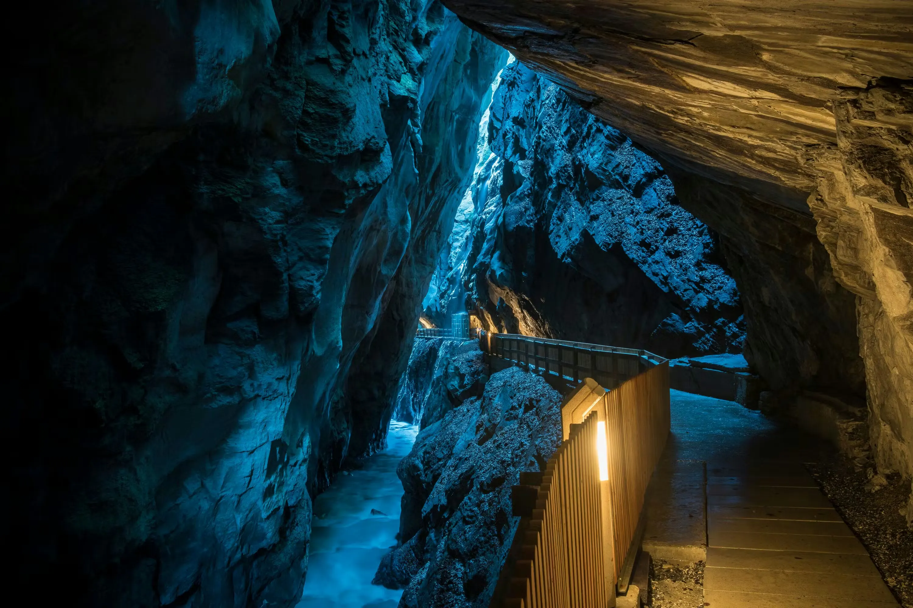 Die Tamina-Schlucht in Pfäfers mit einem schmalen Steg zwischen Felswänden