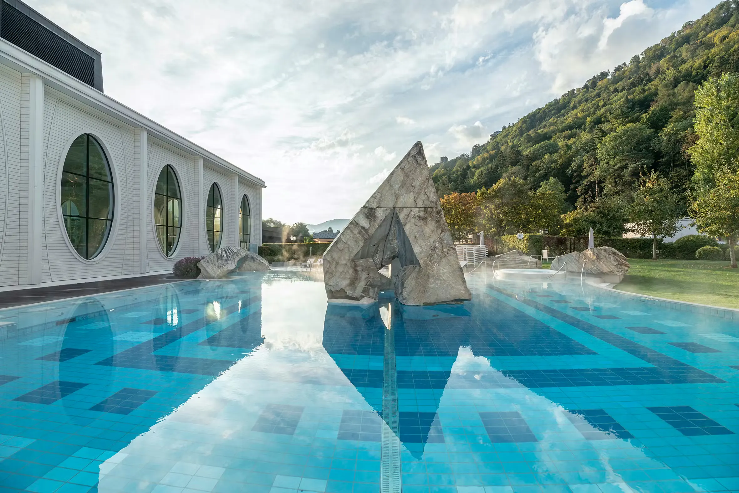 Außenpool der Tamina Therme in Bad Ragaz