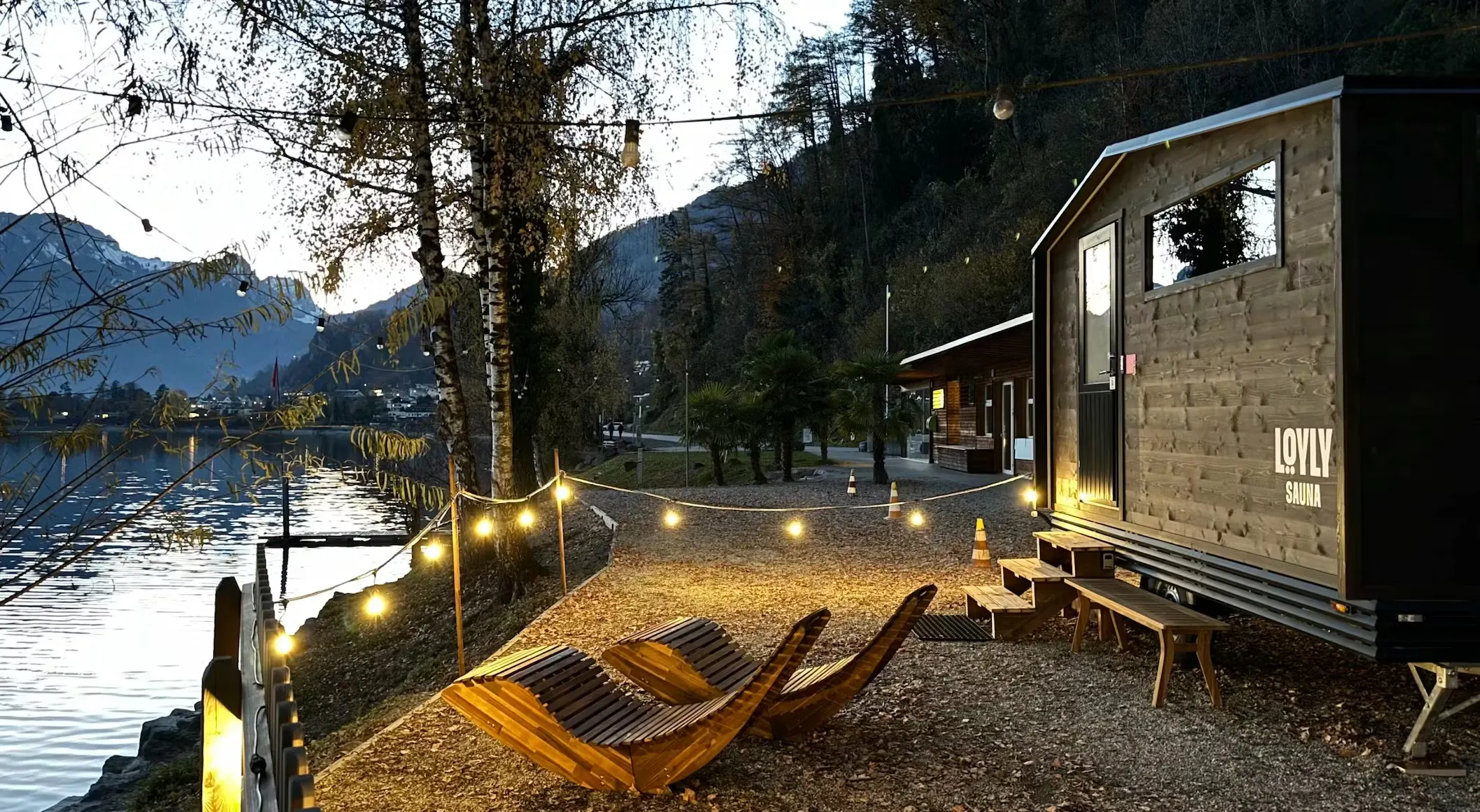 LÖYLI Sauna in Weesen am Walensee mit zwei Holzliegen direkt am Wasser