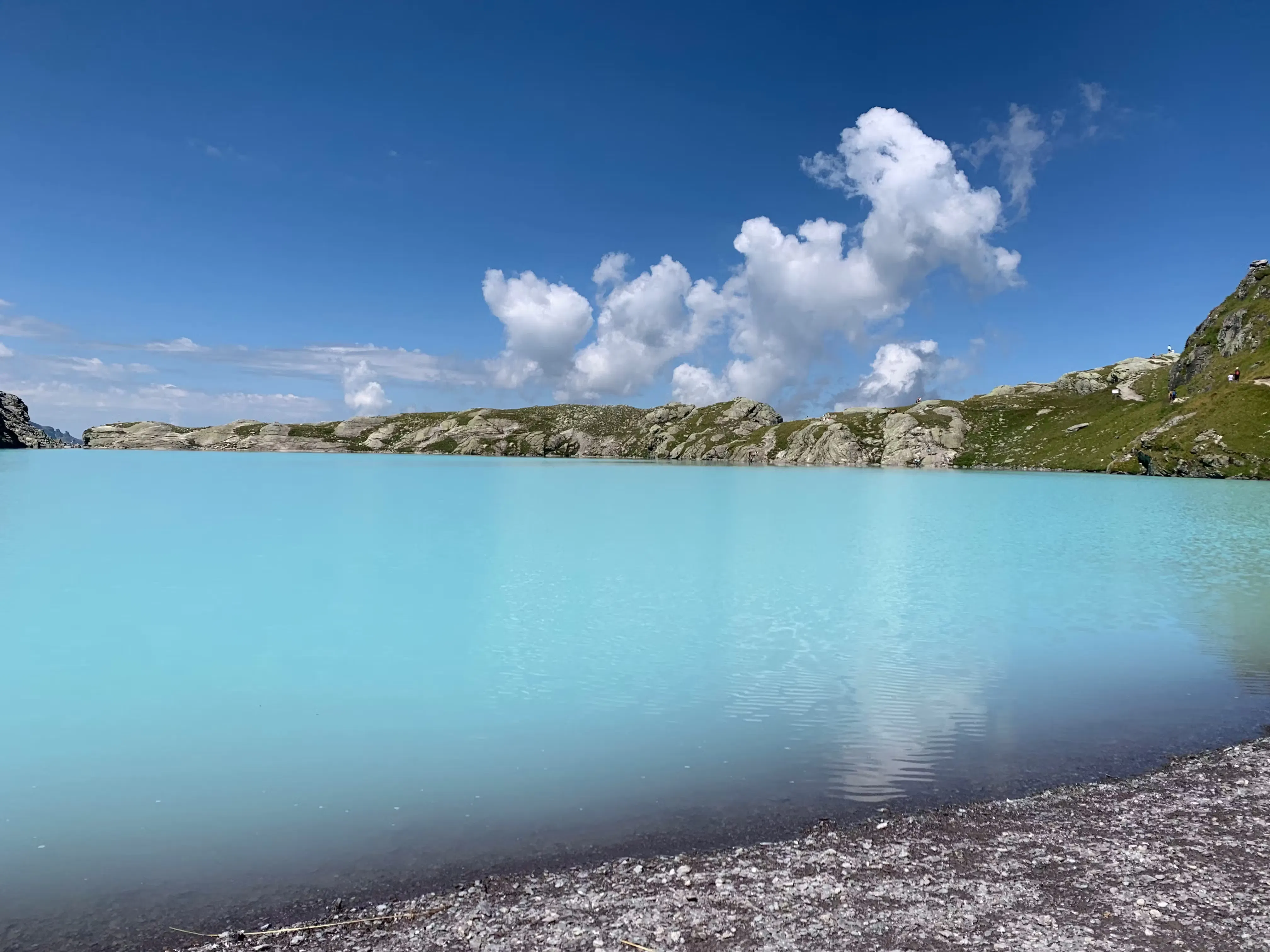 Hellblauer See auf der 5 Seen Wanderung im Pizol