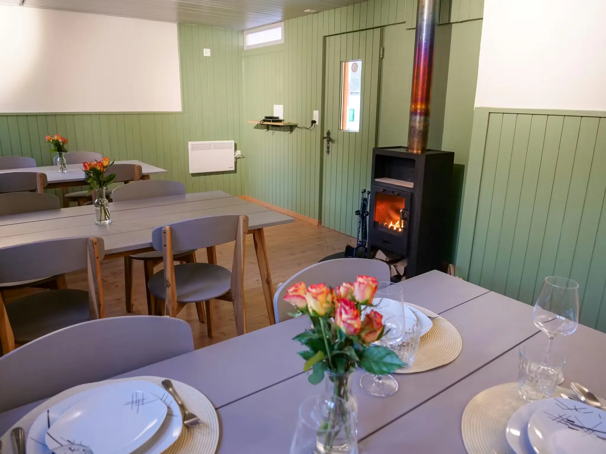 Camper-Lounge mit Tischen, Backofen und kleiner Küche auf dem Campingplatz Bad Ragaz