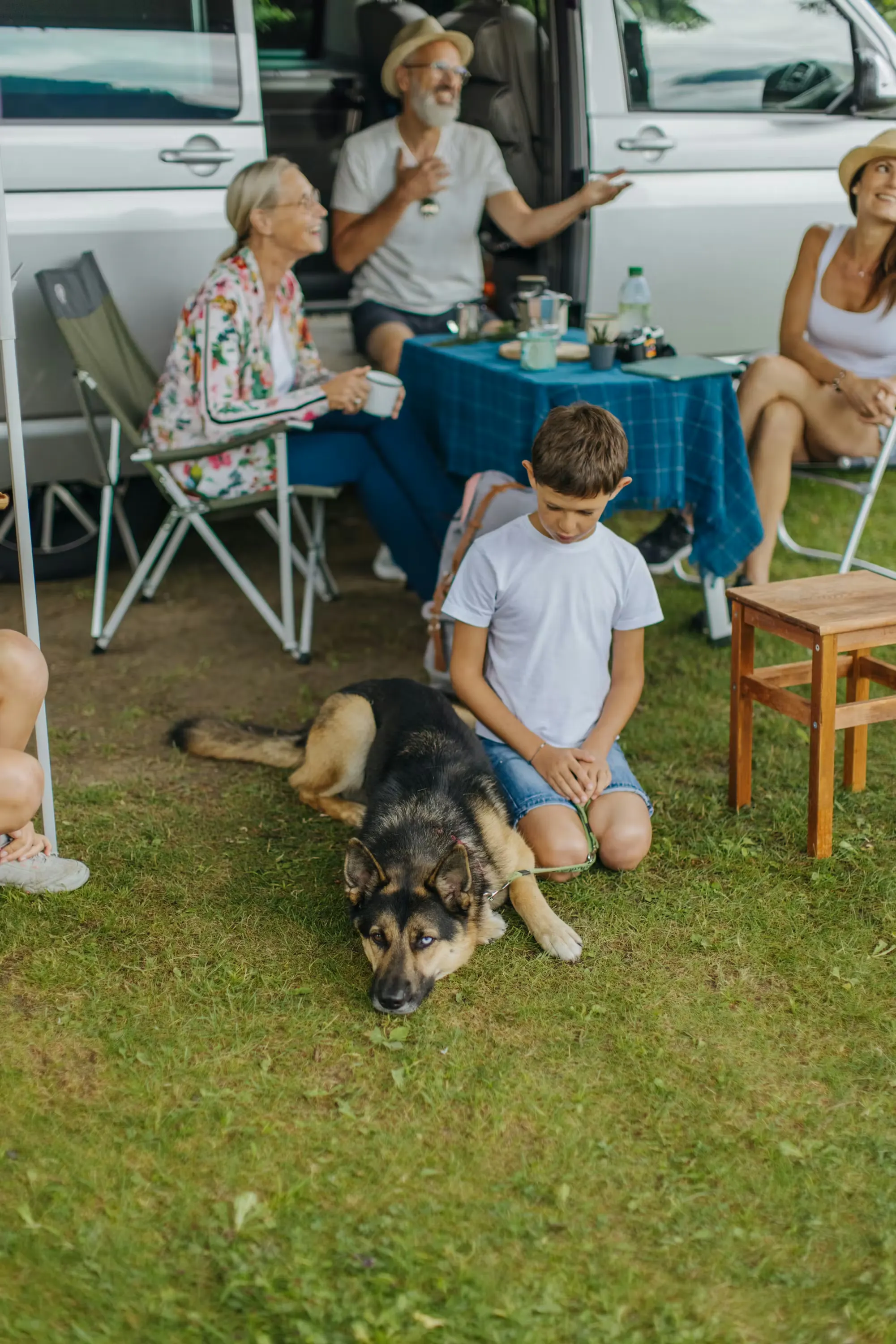 Kind mit Hund auf Stellplatz