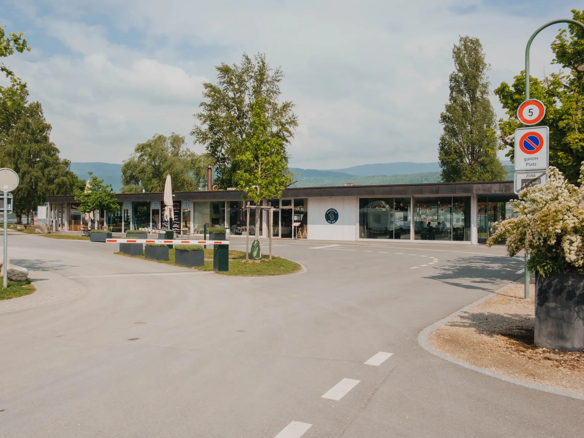Einfahrt zum Camping Erlach am Bielersee
