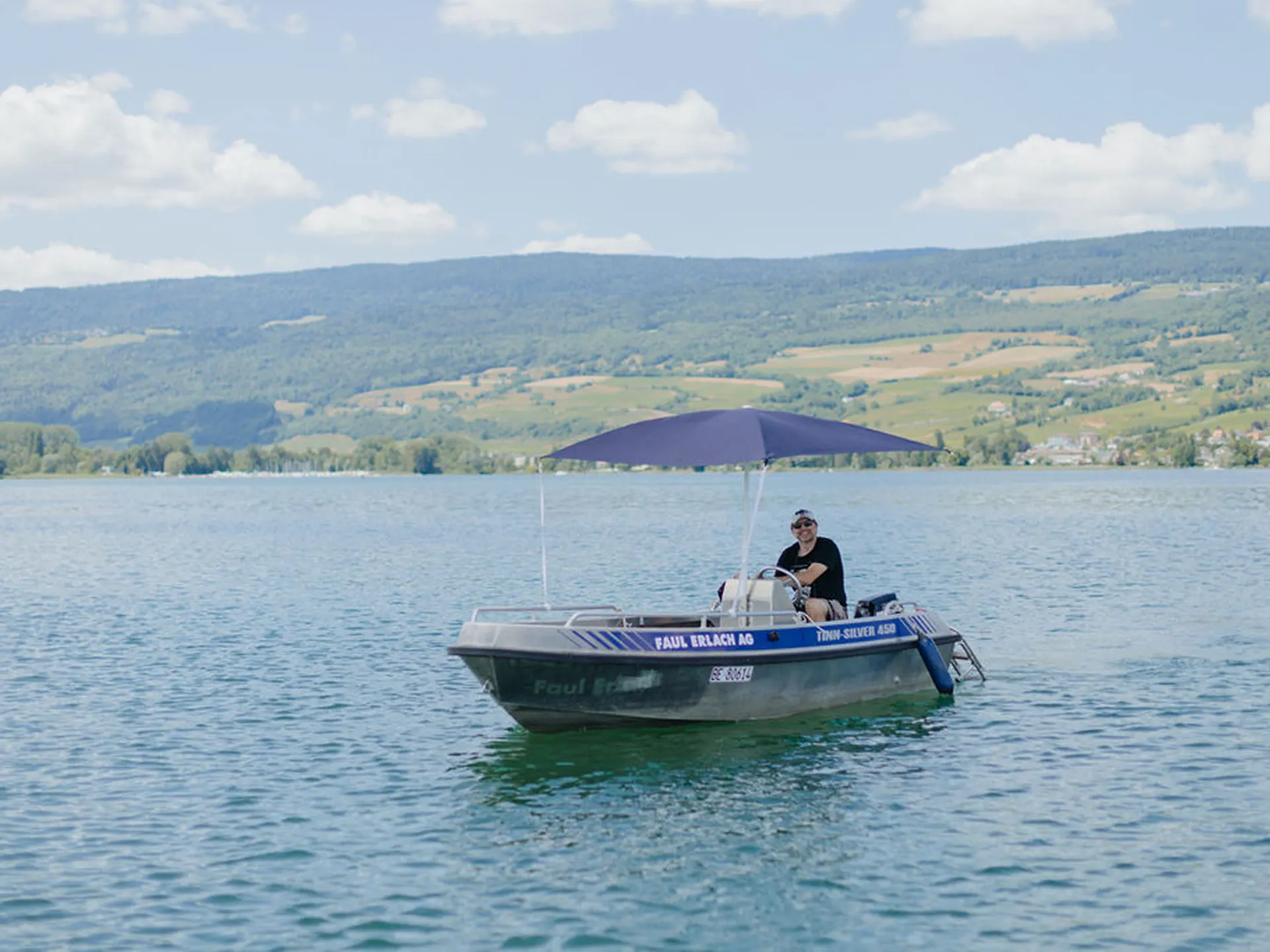 Person in Boot auf dem Bielersee