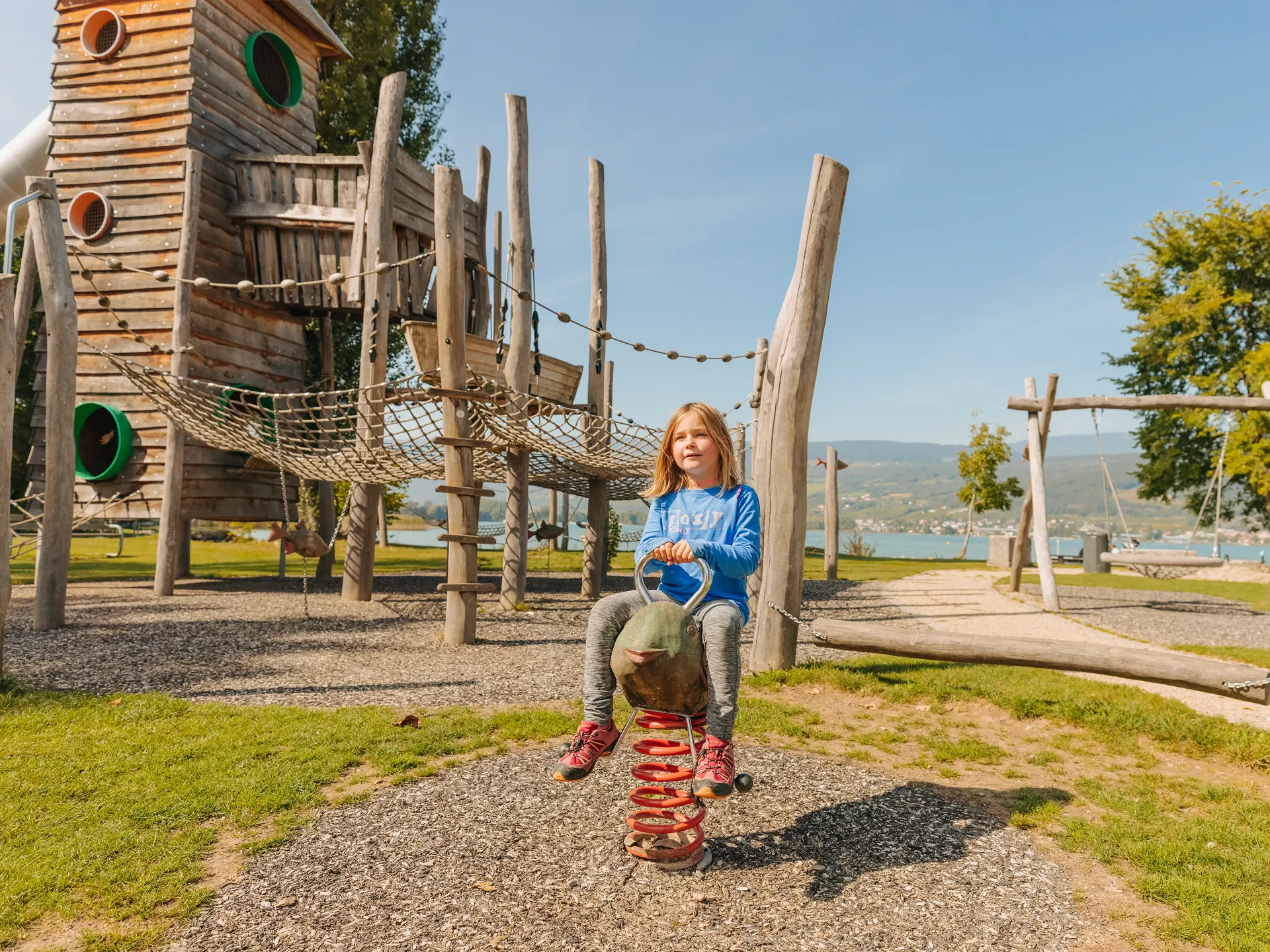Kind auf Spielplatz am Bielersee in Erlach