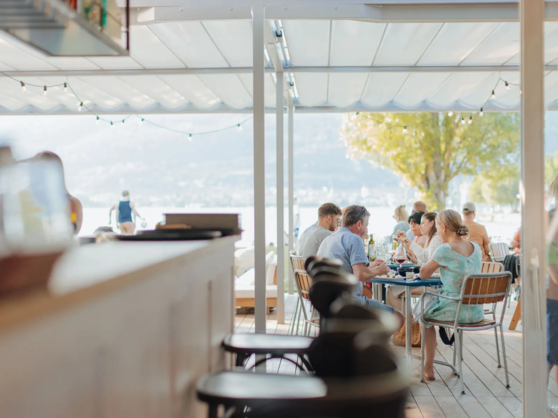 Personen auf der Terasse der Brasserie am See in Erlach