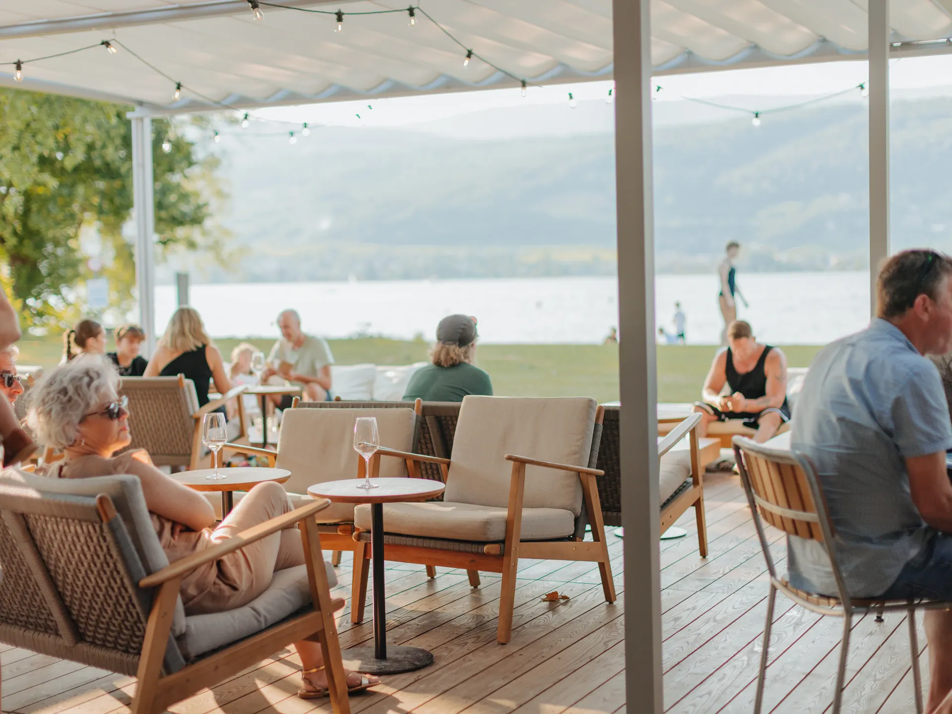 Personen auf der Terrasse des Restaurants auf dem Camping Erlach am Bielersee