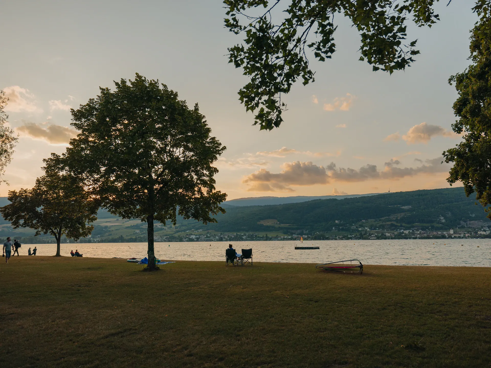 Sonnenuntergang auf der Strandwiese am Bielersee
