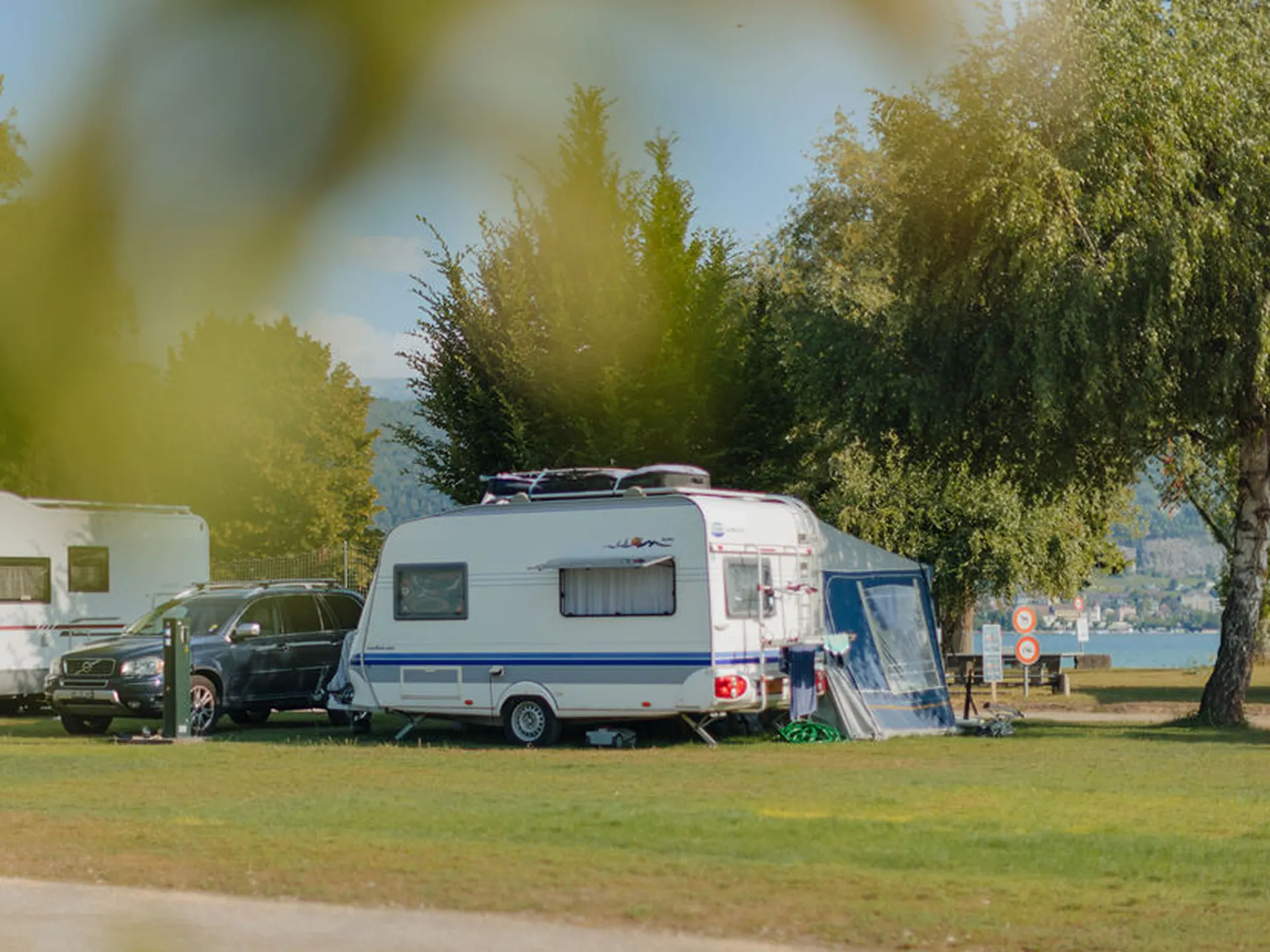 Wohnwagen au einem Stellplaz auf dem Camping Erlach am Bielersee