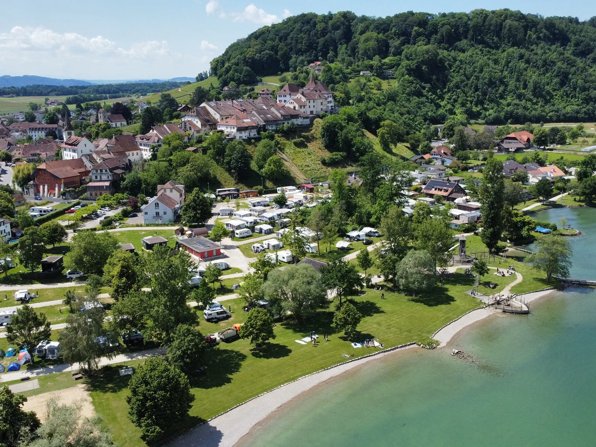 Drohnenaufnahme des Camping Erlach am Bielersee