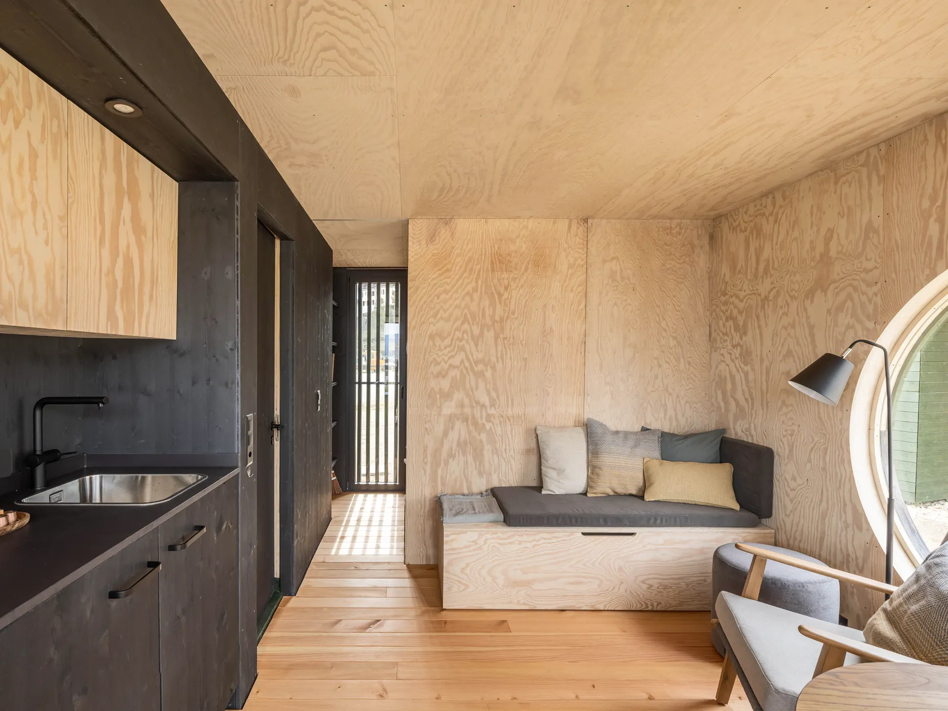 Innenansicht eines Beach Cottages mit Sitzecke und Küchenzeile